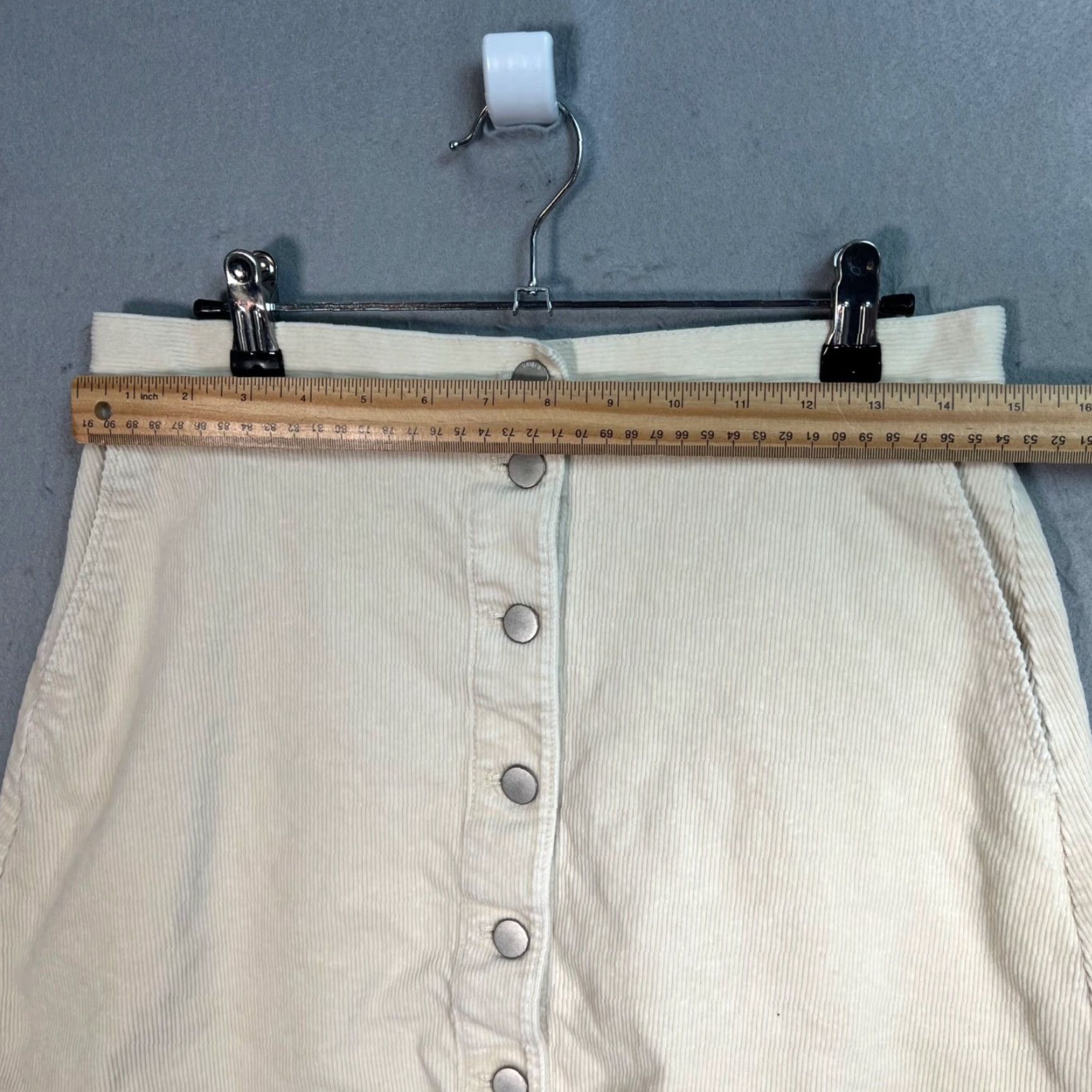 Uniqlo Uniqlo Beige Corduroy Mini Skirt With Button Front Womens Size 10 Size 32" / US 10 / IT 46 - 4 Thumbnail