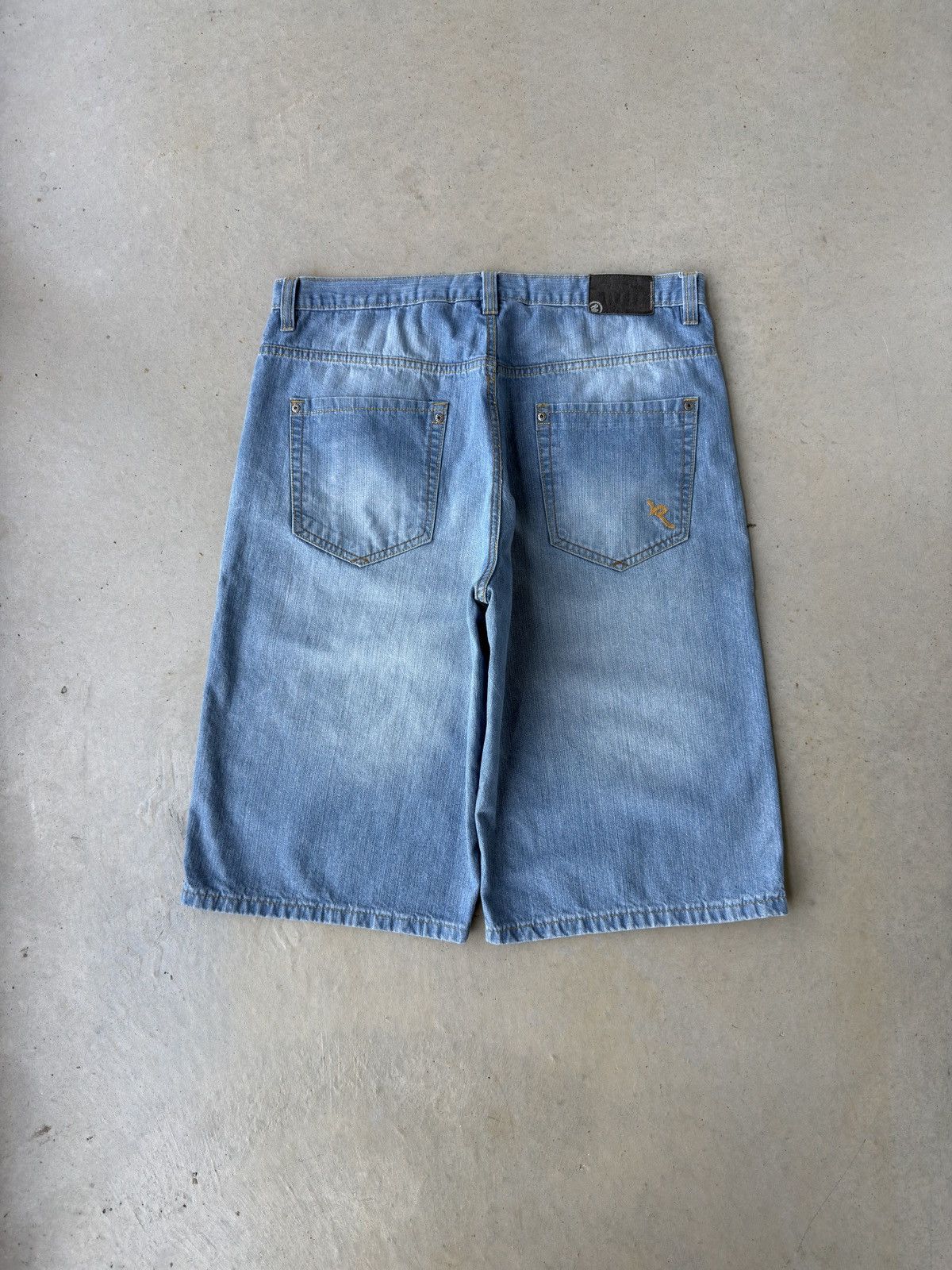 Vintage Vintage Rocawear Light Wash Baggy Denim Jean Shorts Size US 38 / EU 54 - 1 Thumbnail