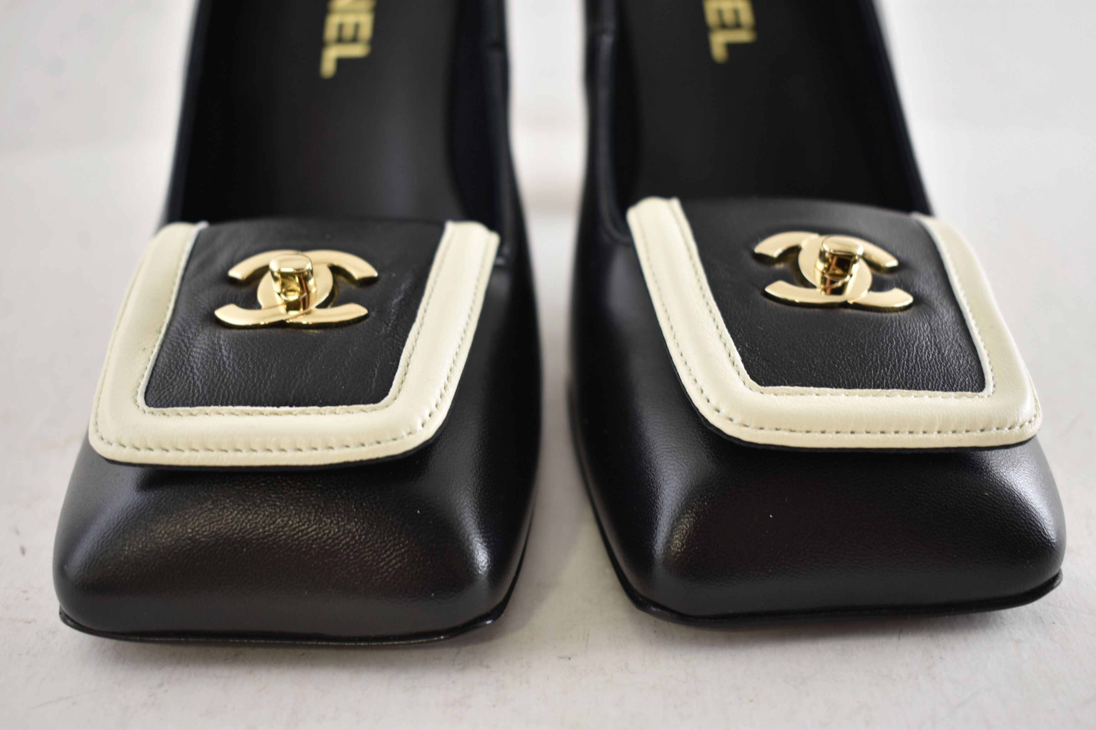 Chanel 26S Blazy White Square Toe Turnlock CC Block Heel Pump 40 Size US 10 / IT 40 - 14 Thumbnail