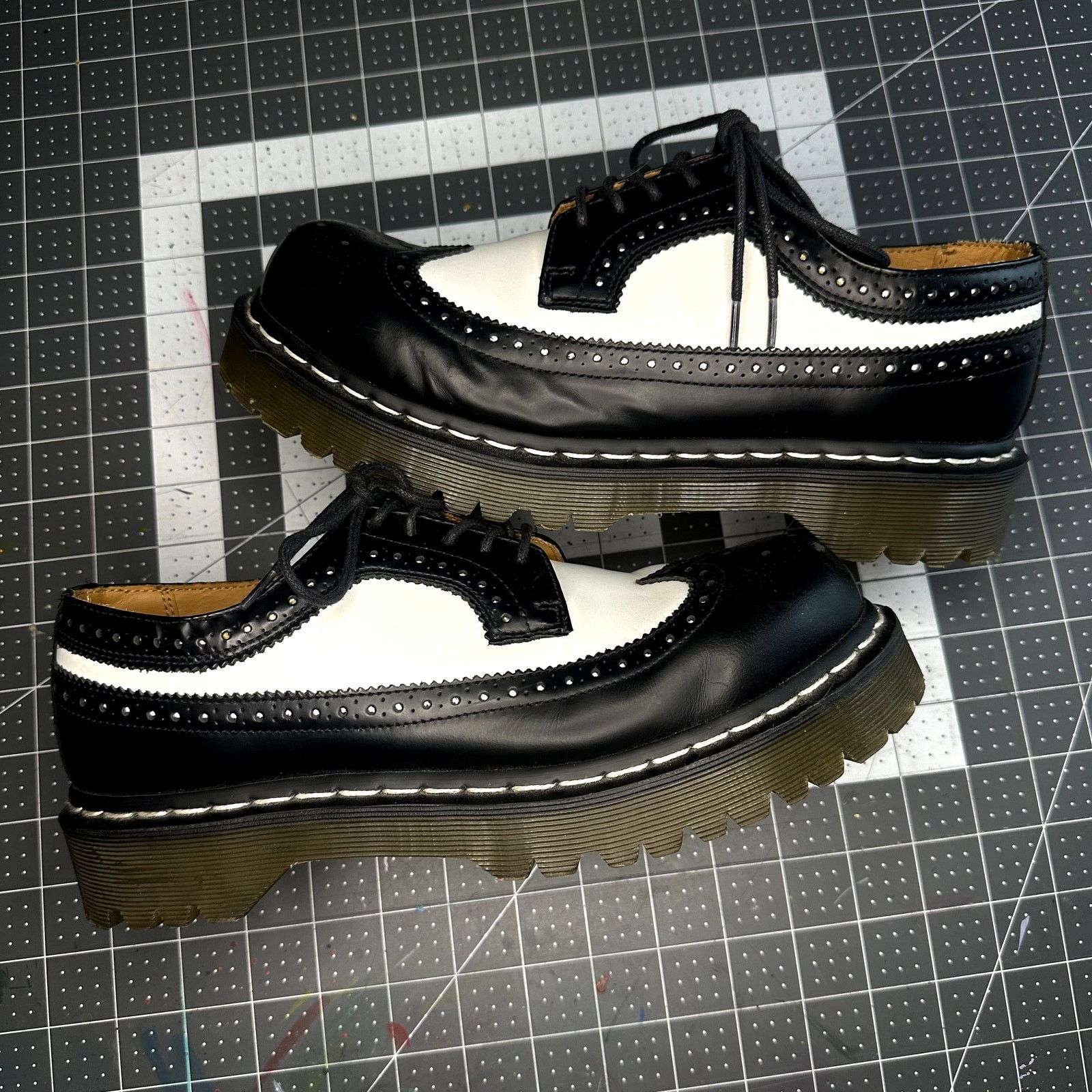Dr. Martens Dr Martens Brogue Shoe Size US 8 / EU 41 - 1 Thumbnail