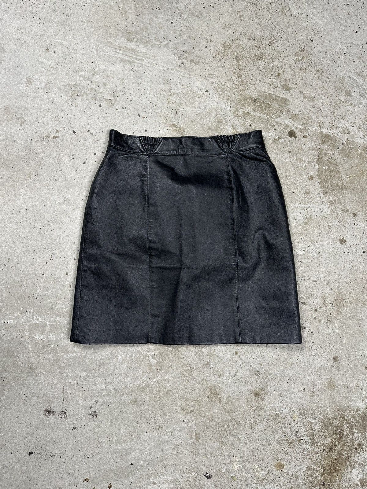 Japanese Brand Vintage Y2K Black Genuine Leather Mini Skirt Avant Garde Size 26" / US 2 / IT 38 - 2 Thumbnail