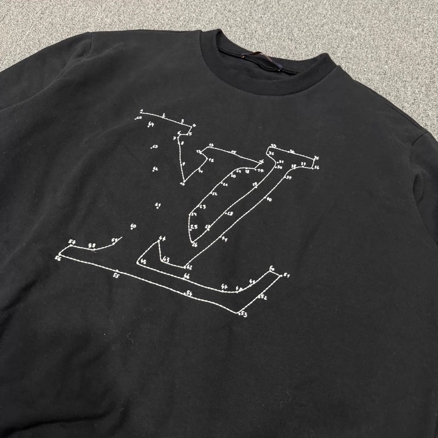 Louis Vuitton LV black embroidered sweatshirt M 99 new Size US M / EU 48-50 / 2 - 3 Thumbnail