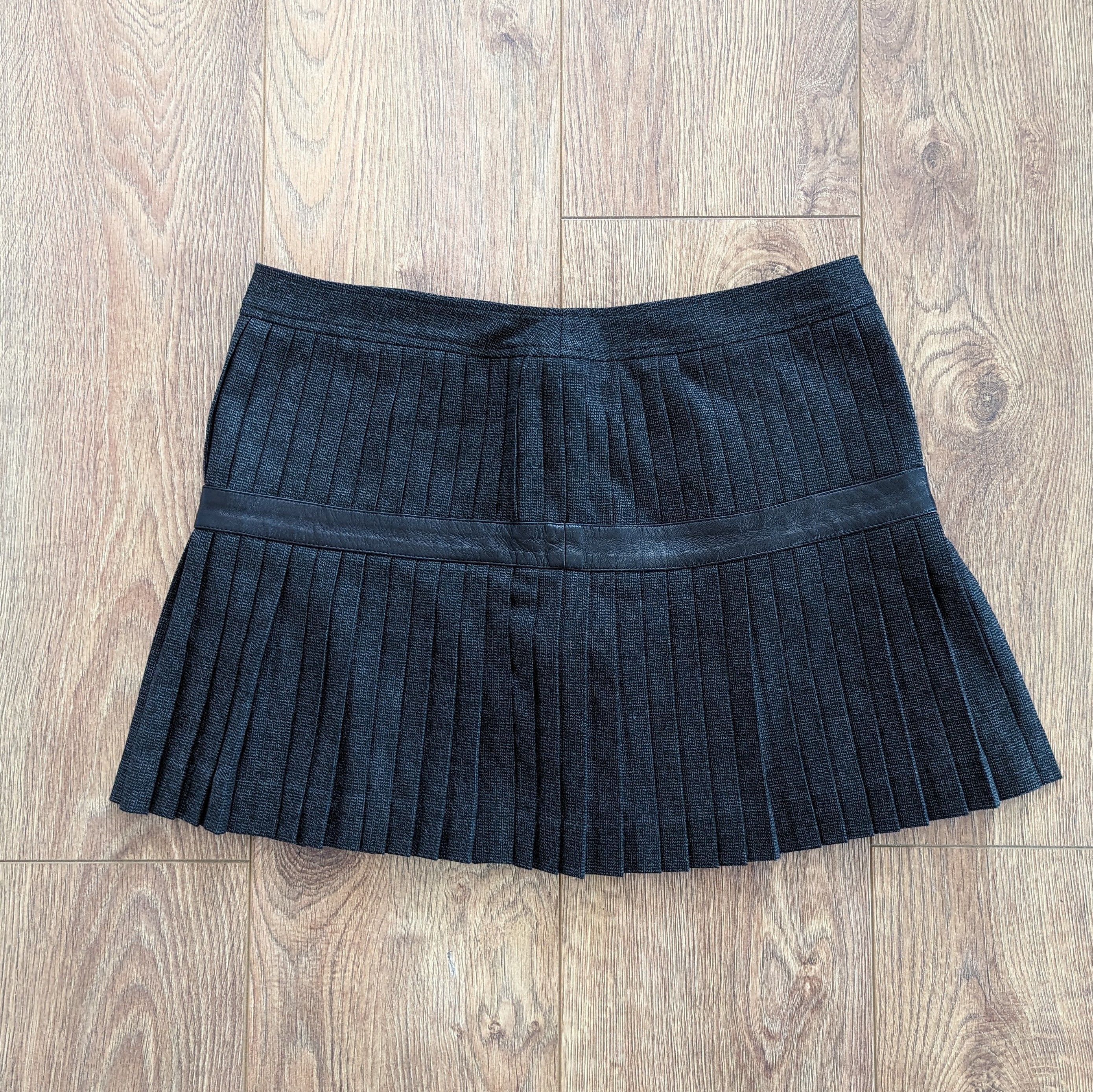 Dolce & Gabbana Dolce & Gabbana Mini Skirt Leather Applic 38 M Made In Italy Size 26" / US 2 / IT 38 - 1 Thumbnail