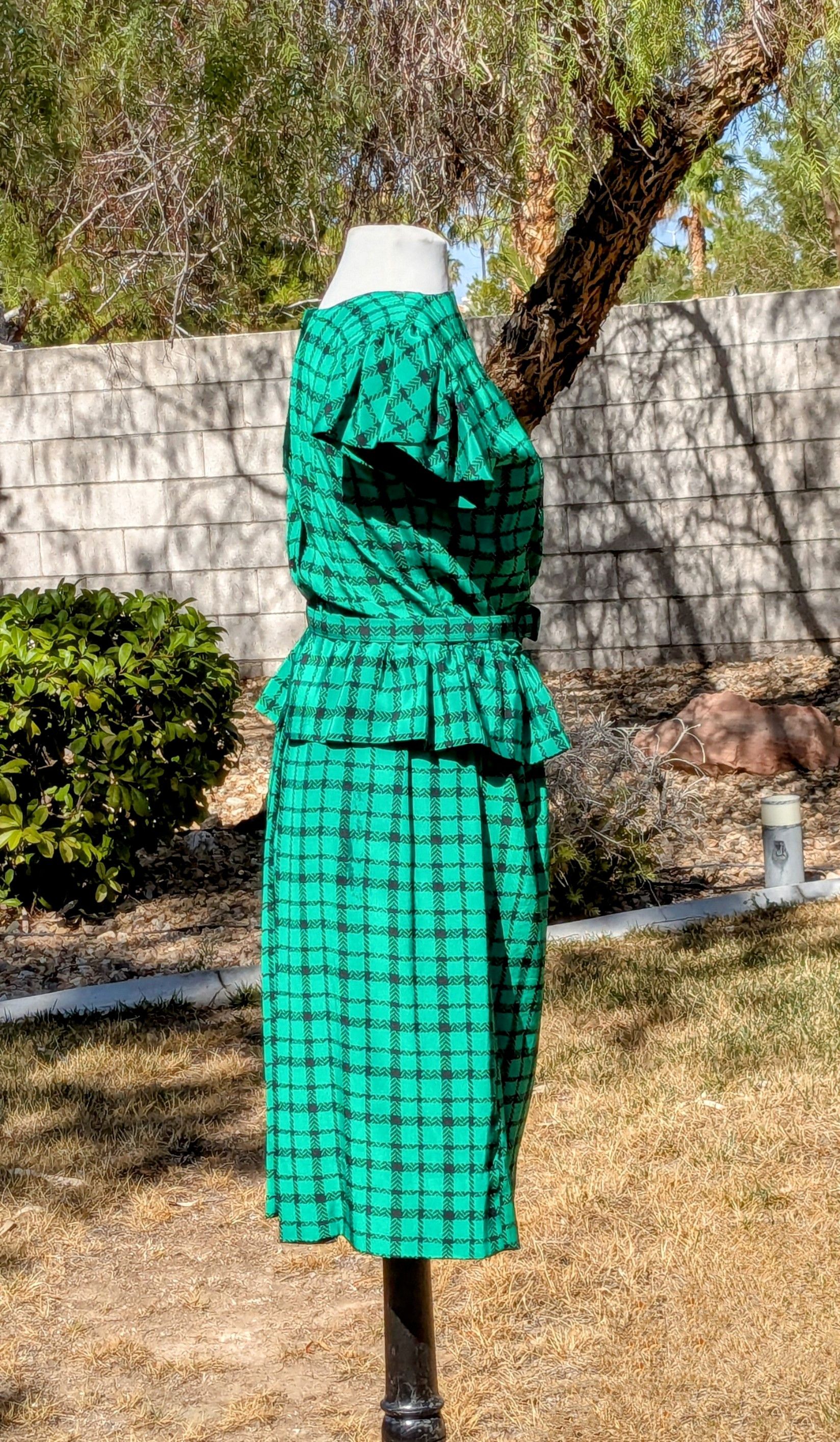 Vintage 1970s Petite Ladies Knitwear Peplum Button-Front Maxi Dress Size M / US 6-8 / IT 42-44 - 4 Thumbnail