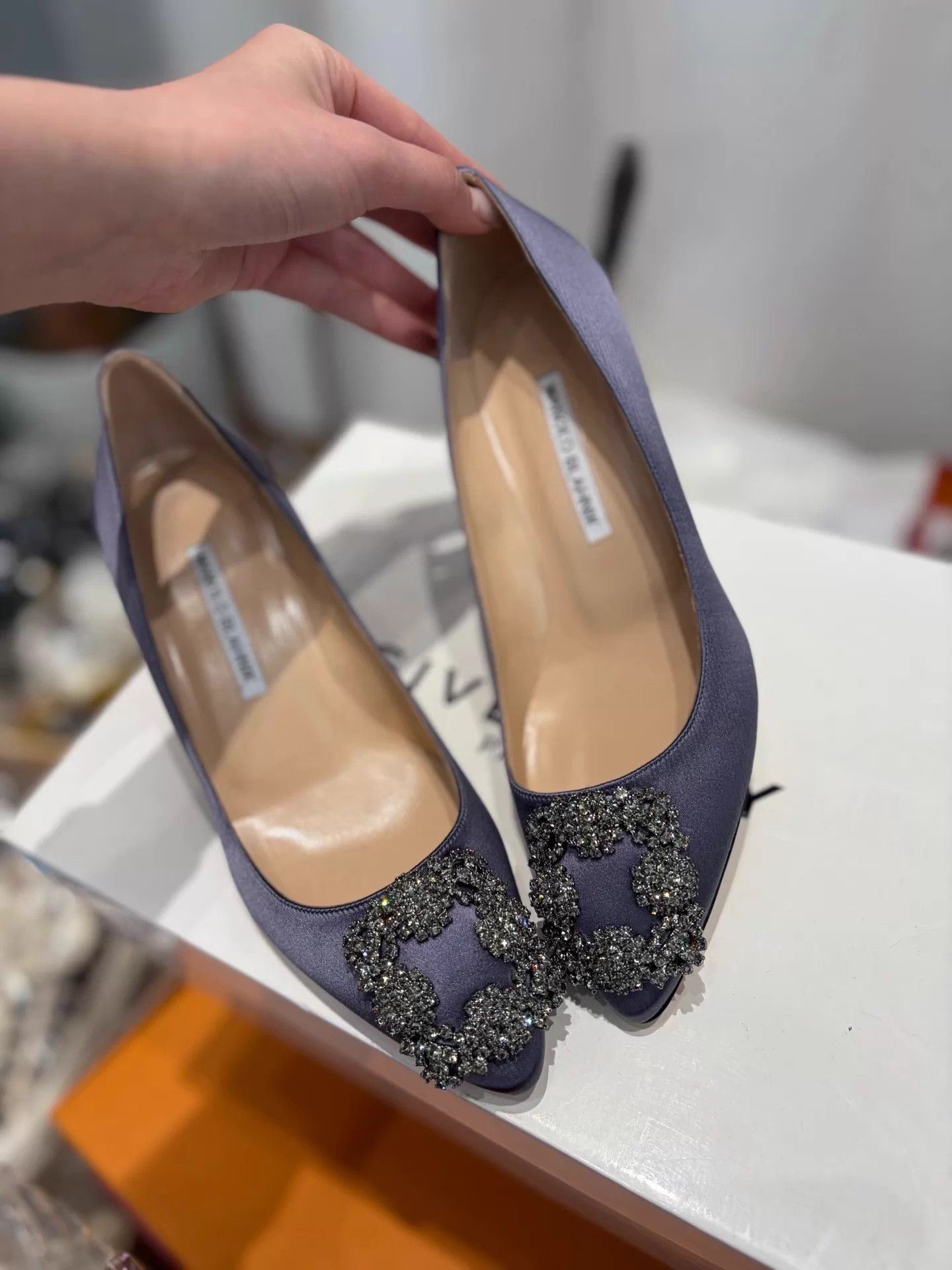 Manolo Blahnik MB Classic Mist Purple Crystal Buckle Pumps 37 New Size US 6.5 / IT 36.5 - 3 Thumbnail