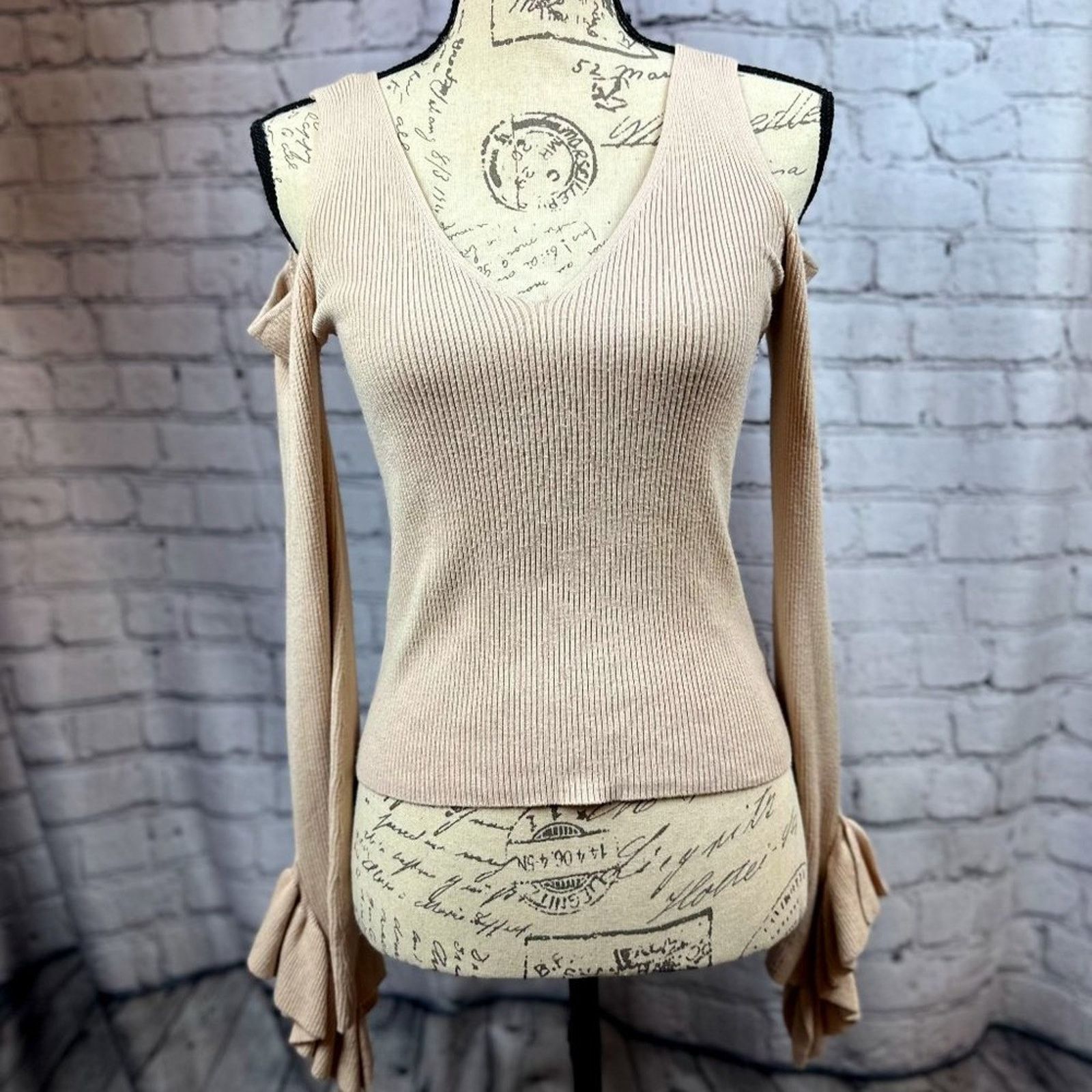 Express Express Cold Shoulder V Neck Bell Sleeve Sweater Blush M Size M / US 6-8 / IT 42-44 - 4 Thumbnail