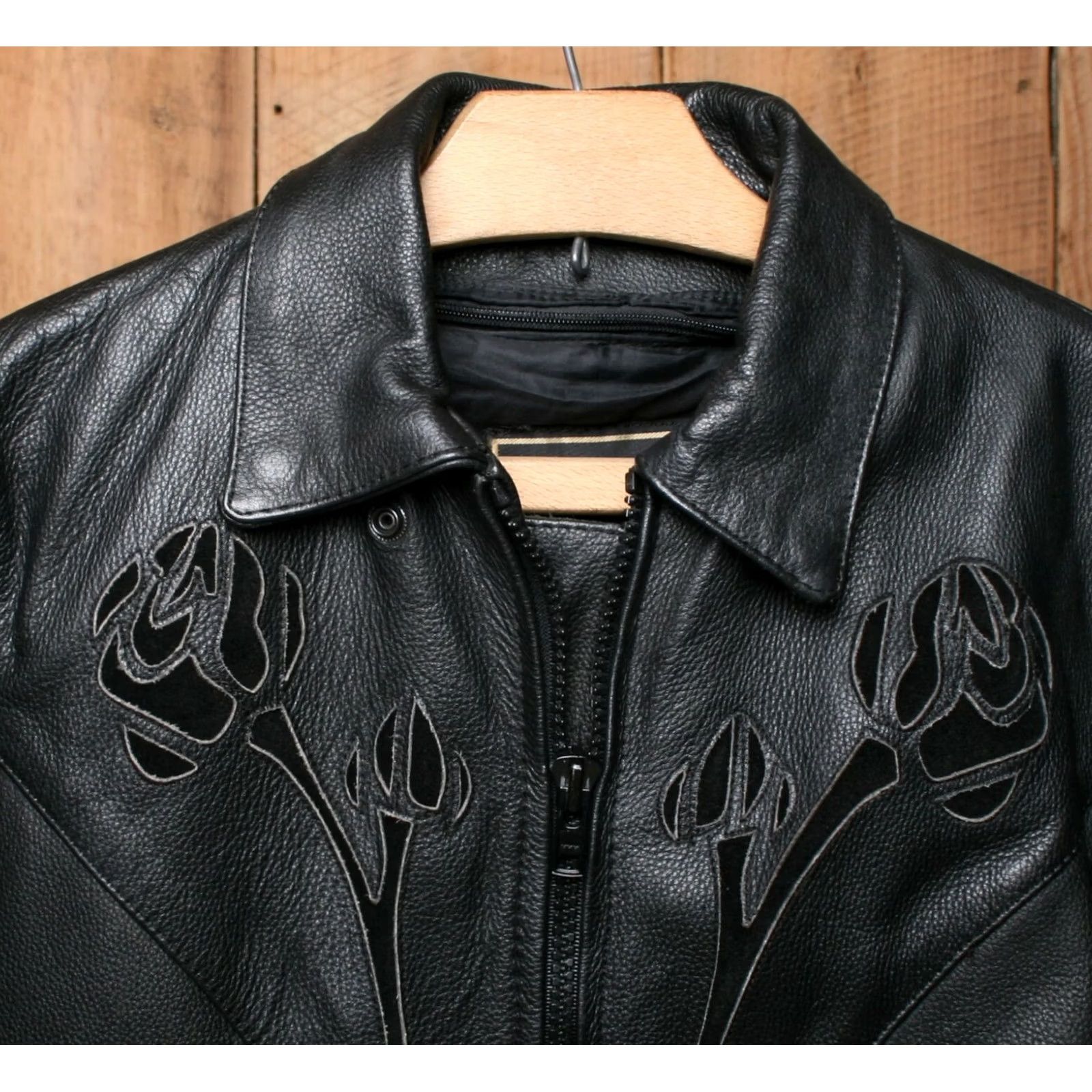 Vintage AMERICAN TOP Black Leather Motorcycle Jacket Women's 2XS w/Floral Inlays Leather Jacket Motorcycle Womens 2XS Black Floral Inlays 90s? Size XXS / US 00 / IT 34 - 5 Thumbnail