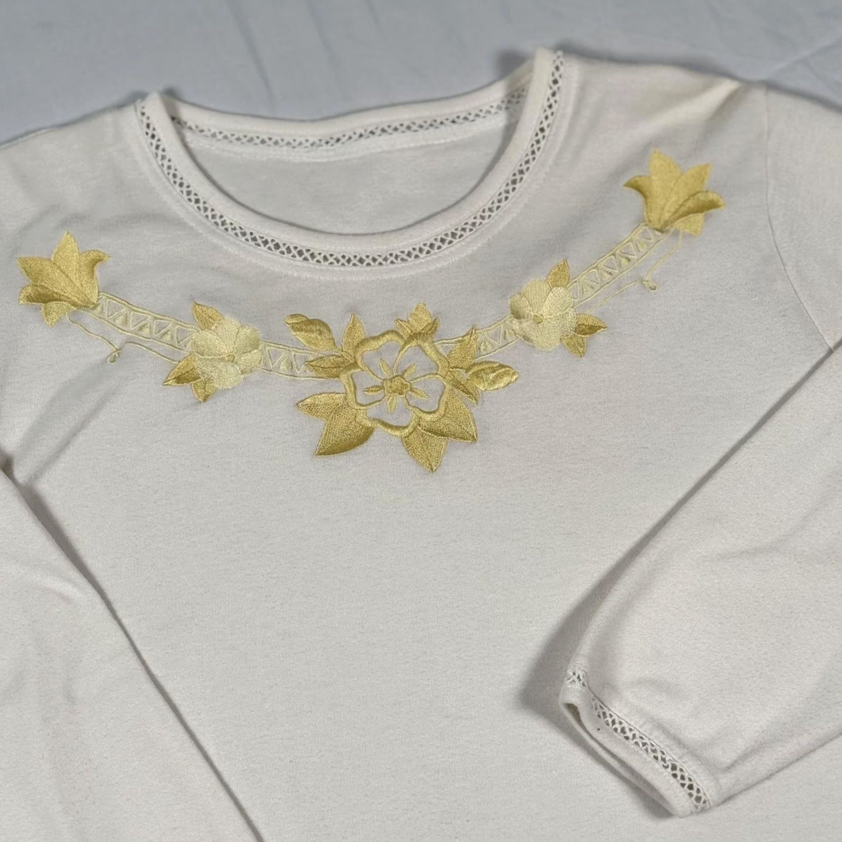Vintage VINTAGE Floral Embroidered Shirt Large White LS Lace Trim Top Grandmacore Chic Size L / US 10 / IT 46 - 2 Thumbnail