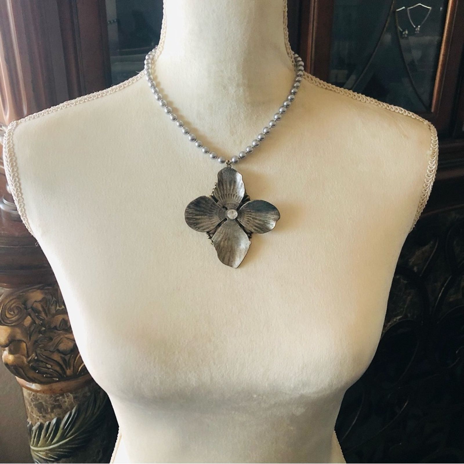 Handmade Handcrafted repurpose large silver floral Pearl necklace Size ONE SIZE - 5 Thumbnail