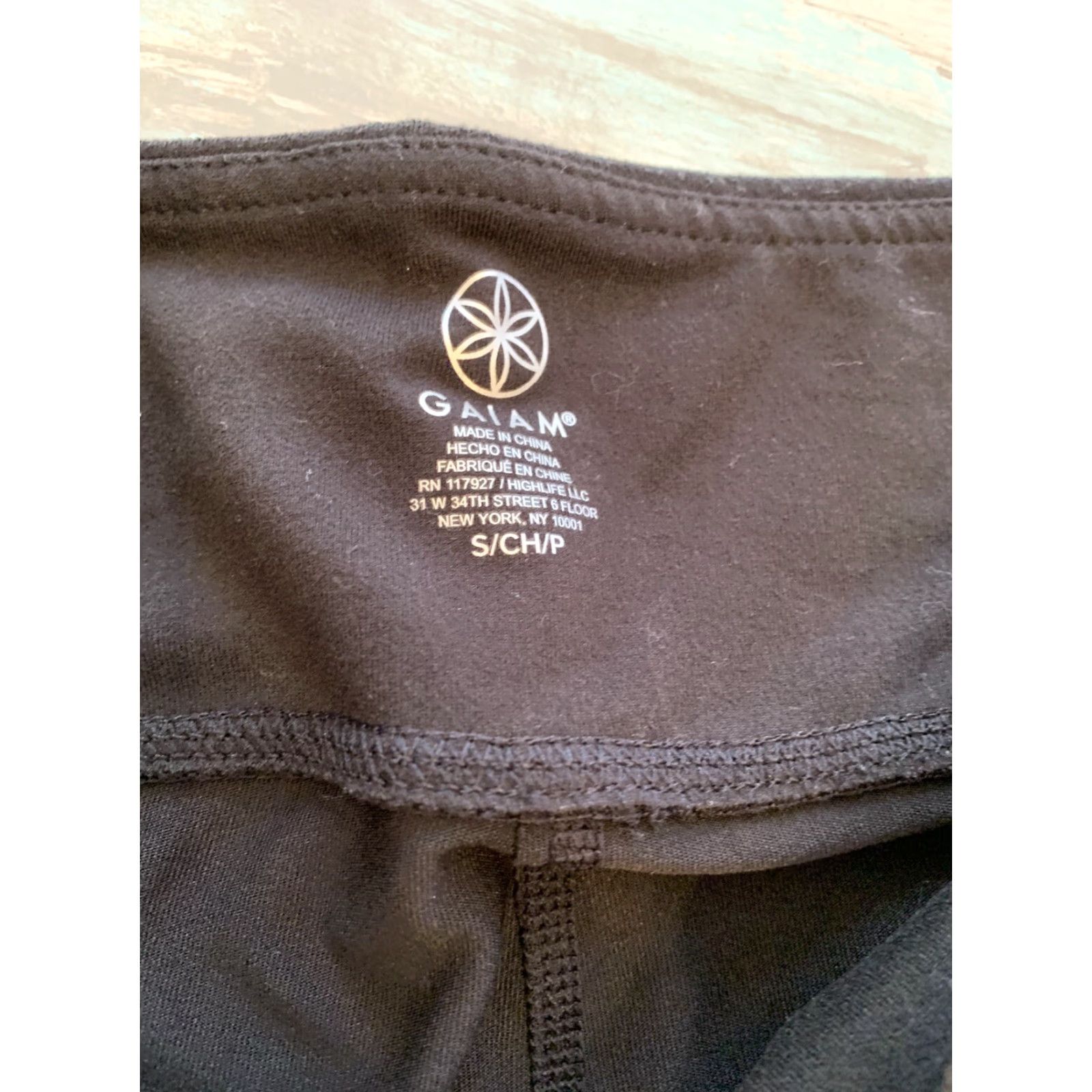 Vintage VINTAGE Small Gaiam Women's Black Gray Activewear Leggings Twist Detail Hem Size 27" / US 4 / IT 40 - 6 Thumbnail