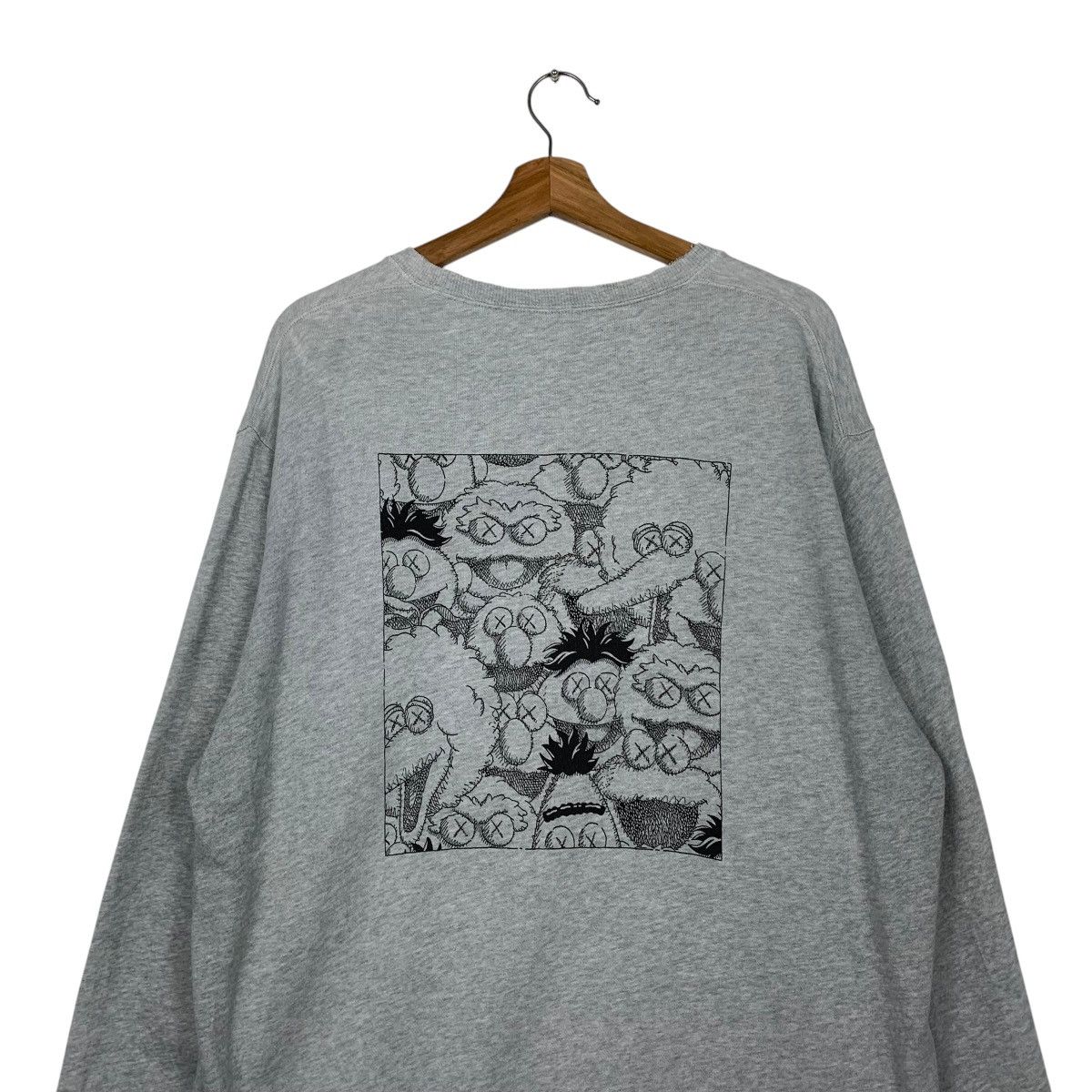 Kaws × Uniqlo Uniqlo Kaws Sesame Street Crewneck Sweatshirt Size US XL / EU 56 / 4 - 8 Thumbnail