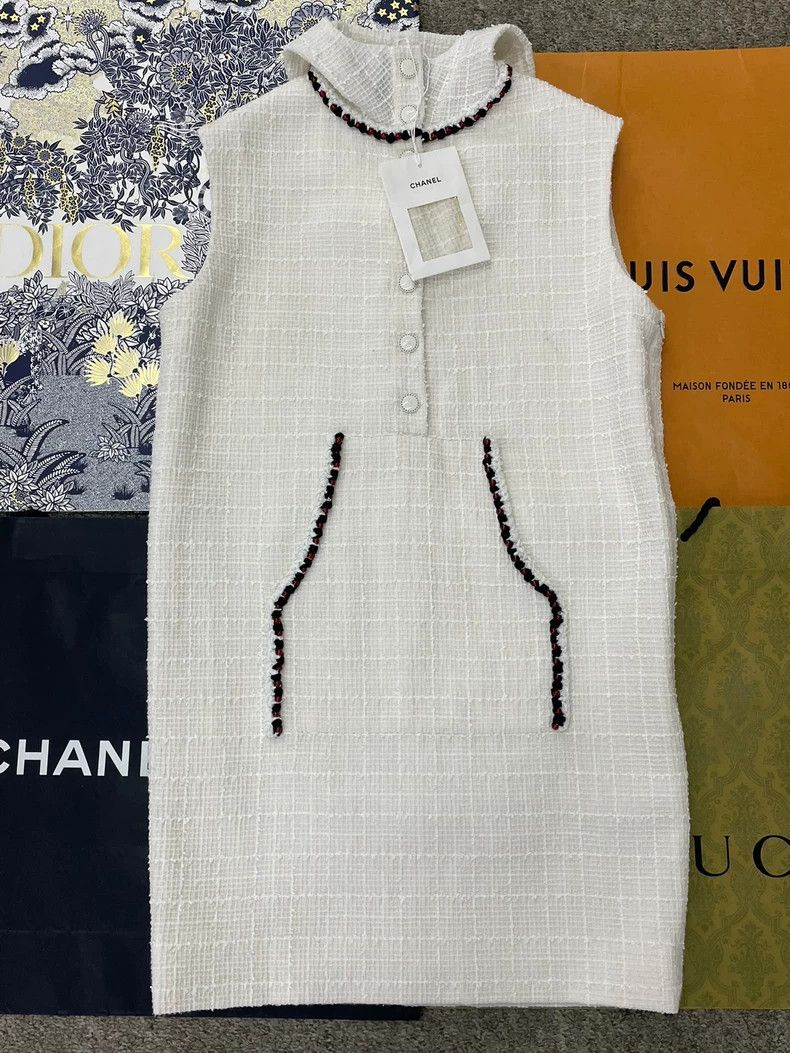 Chanel Chanel 25C white tweed beaded hooded dress Size XS / US 0-2 / IT 36-38 - 1 Thumbnail
