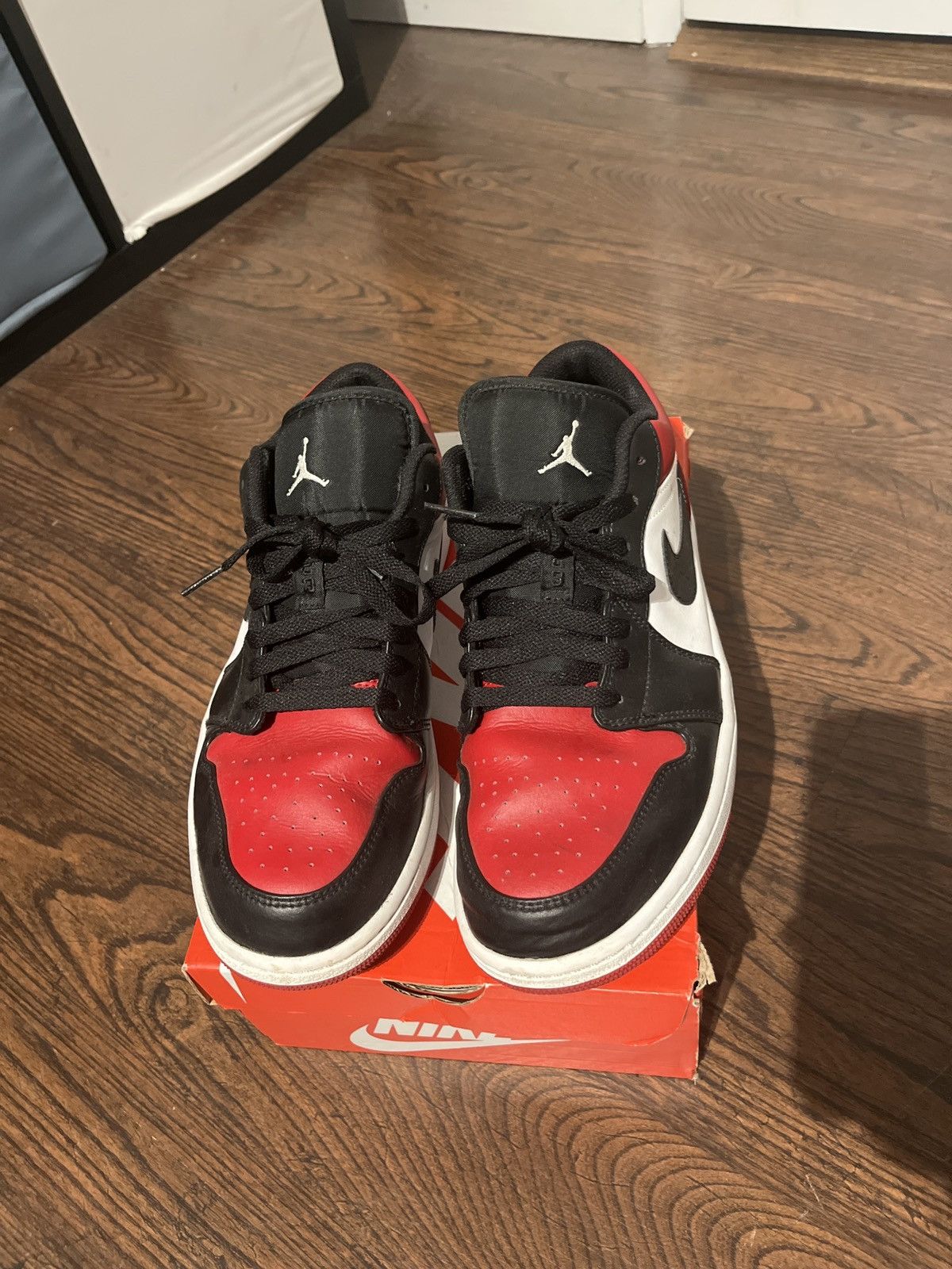 Jordan Brand × Nike Jordan 1 Low Bred Size US 11 / EU 44 - 2 Thumbnail