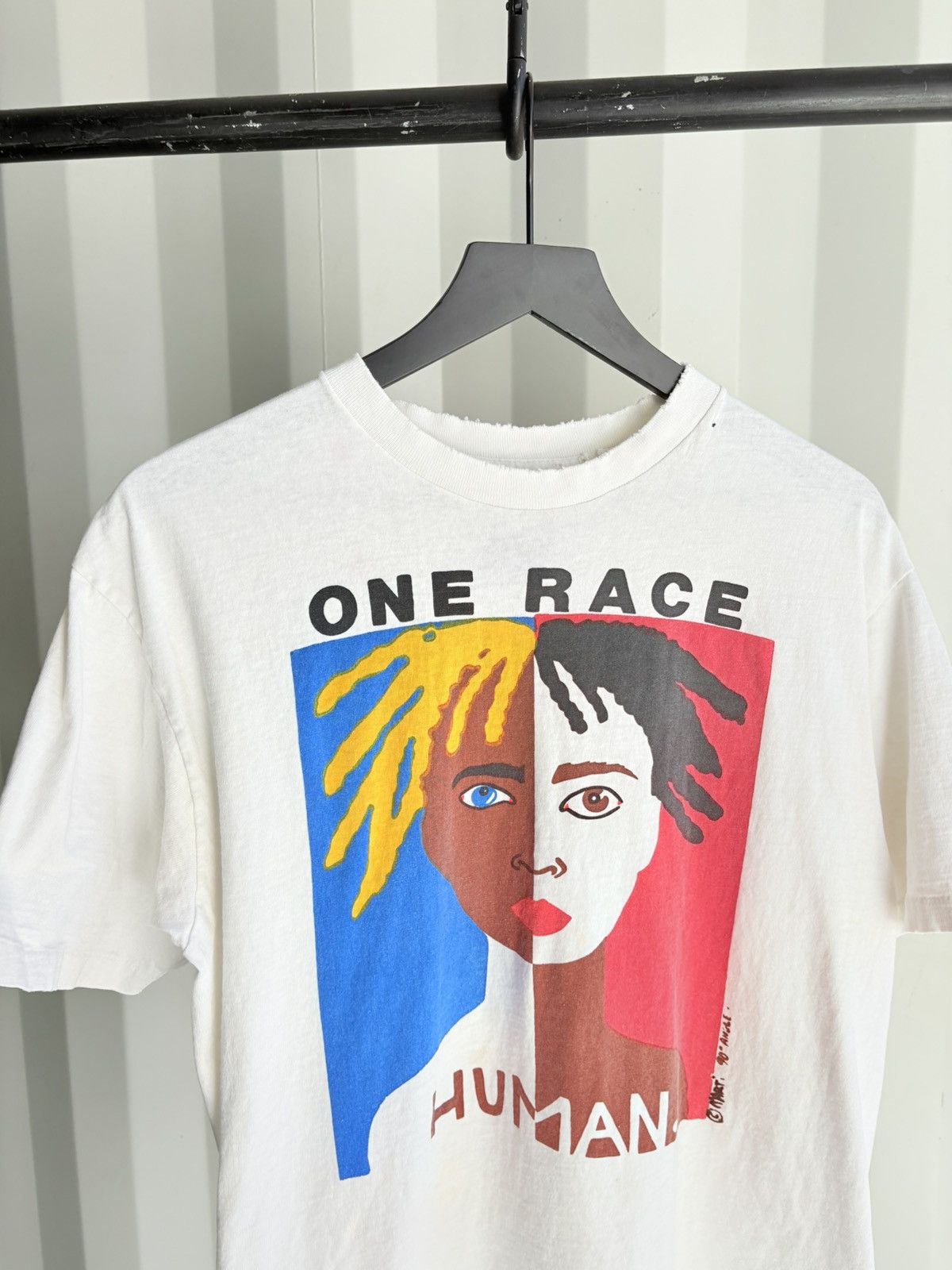Vintage Vintage One Race Human Shirt Faded Distressed GRUNGE Band Size US L / EU 52-54 / 3 - 2 Thumbnail