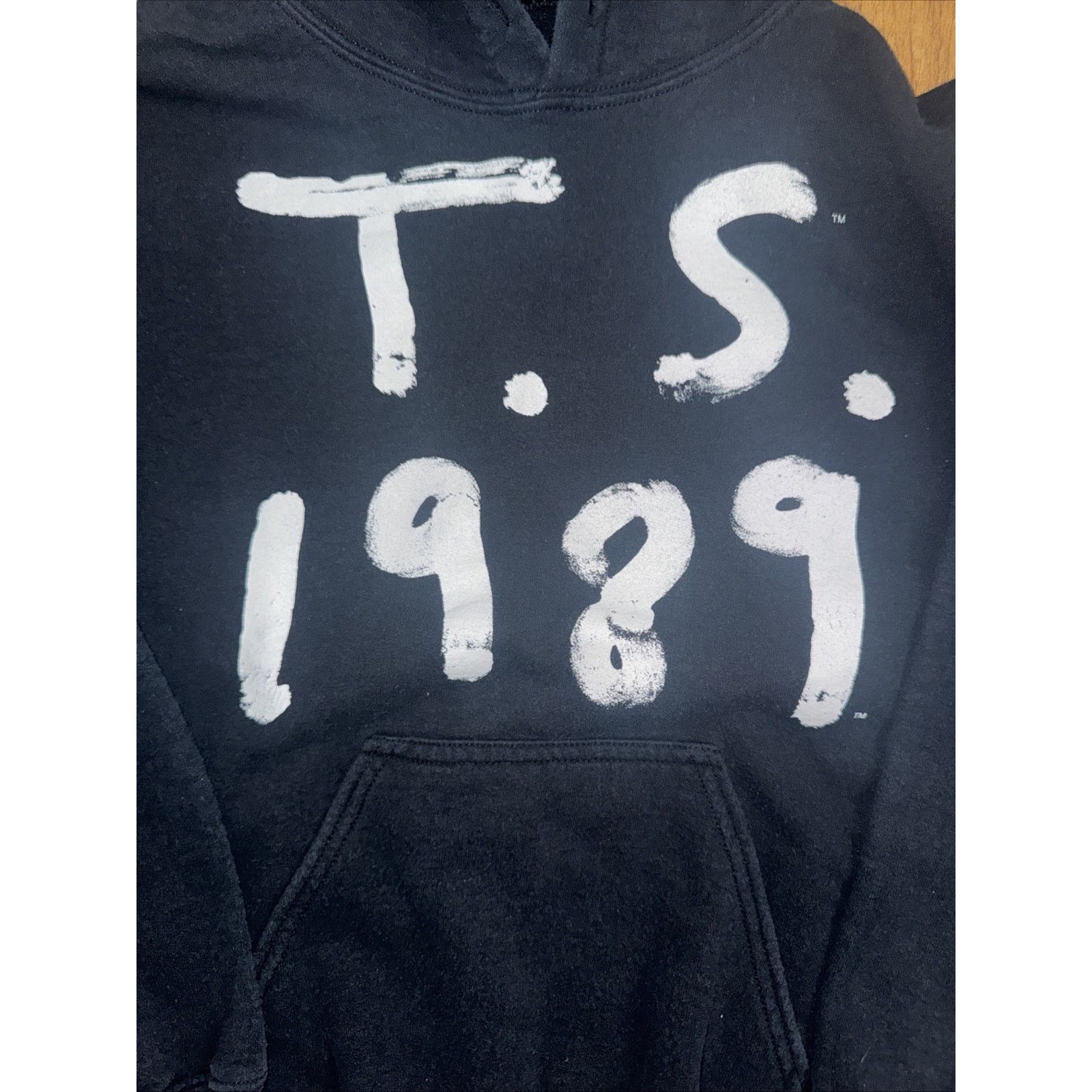 Band Tees Taylor Swift 1989 Hoodie S 19x22 Era Tour Pullover Size S / US 4 / IT 40 - 2 Thumbnail