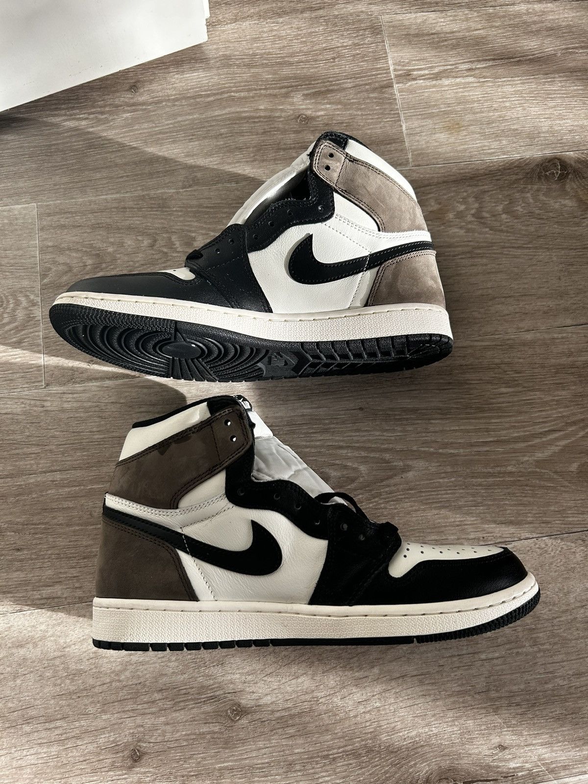 Jordan Brand × Nike Air Jordan 1 Retro High OG Dark Mocha Size US 9 / EU 42 - 2 Thumbnail