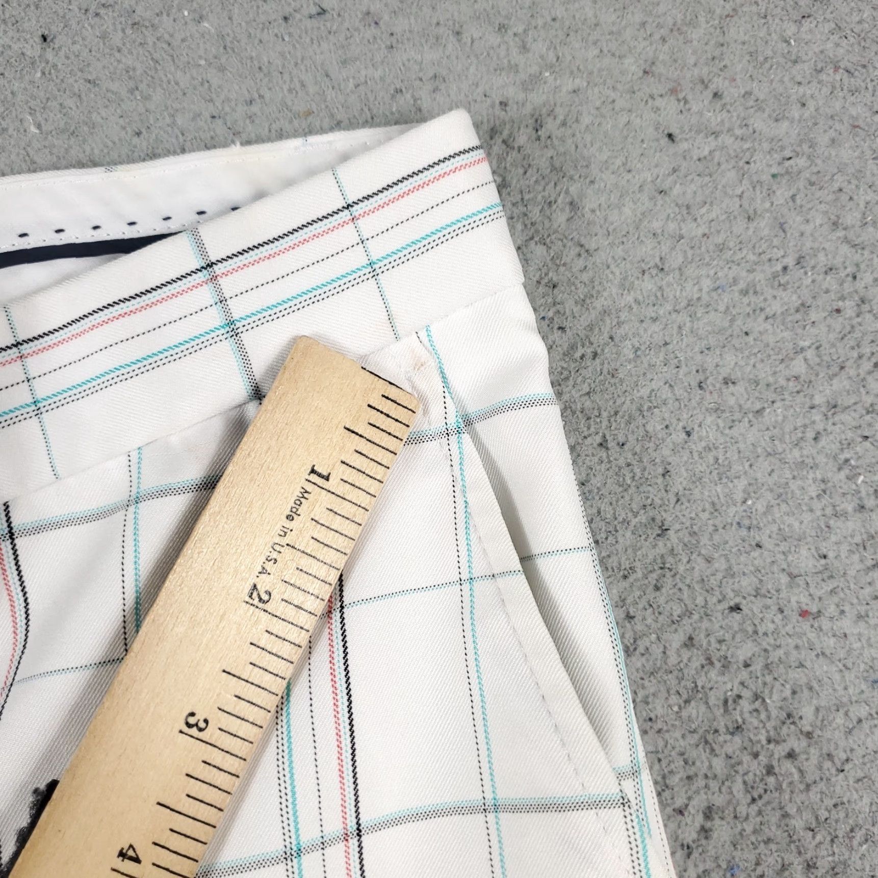 Vintage Greg Norman Shorts Mens Size 34 White Blue Check Golf Casual Flat Front Chino Regular Waist 34 Size US 34 / EU 50 - 7 Thumbnail
