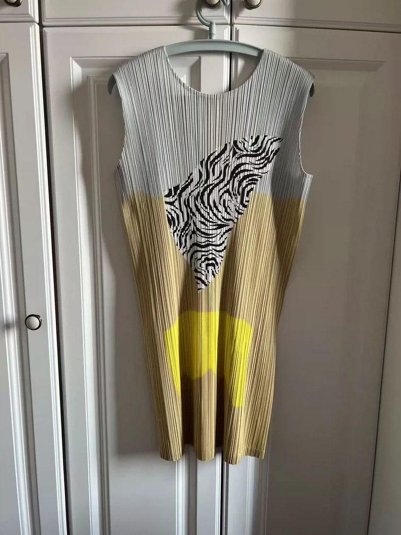 Issey Miyake Issey Miyake size:3 Yellow and grey pleated zebra dress Size XS / US 0-2 / IT 36-38 - 1 Thumbnail