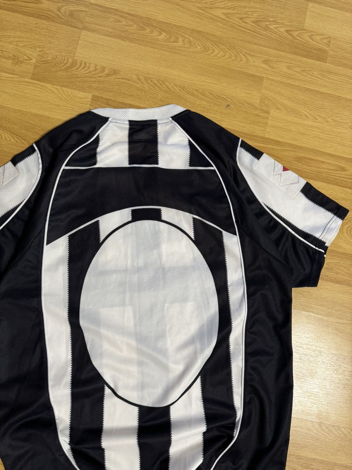 Lotto Sport × Vintage Lotto 2002-2003 Juventus FC Home (size XL) Size US XL / EU 56 / 4 - 12 Thumbnail