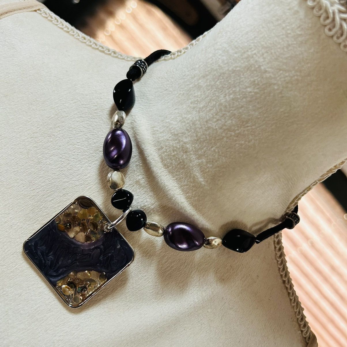 Laura Ashley Laura Ashley enamel medallion beaded leather necklace Size ONE SIZE - 1 Thumbnail