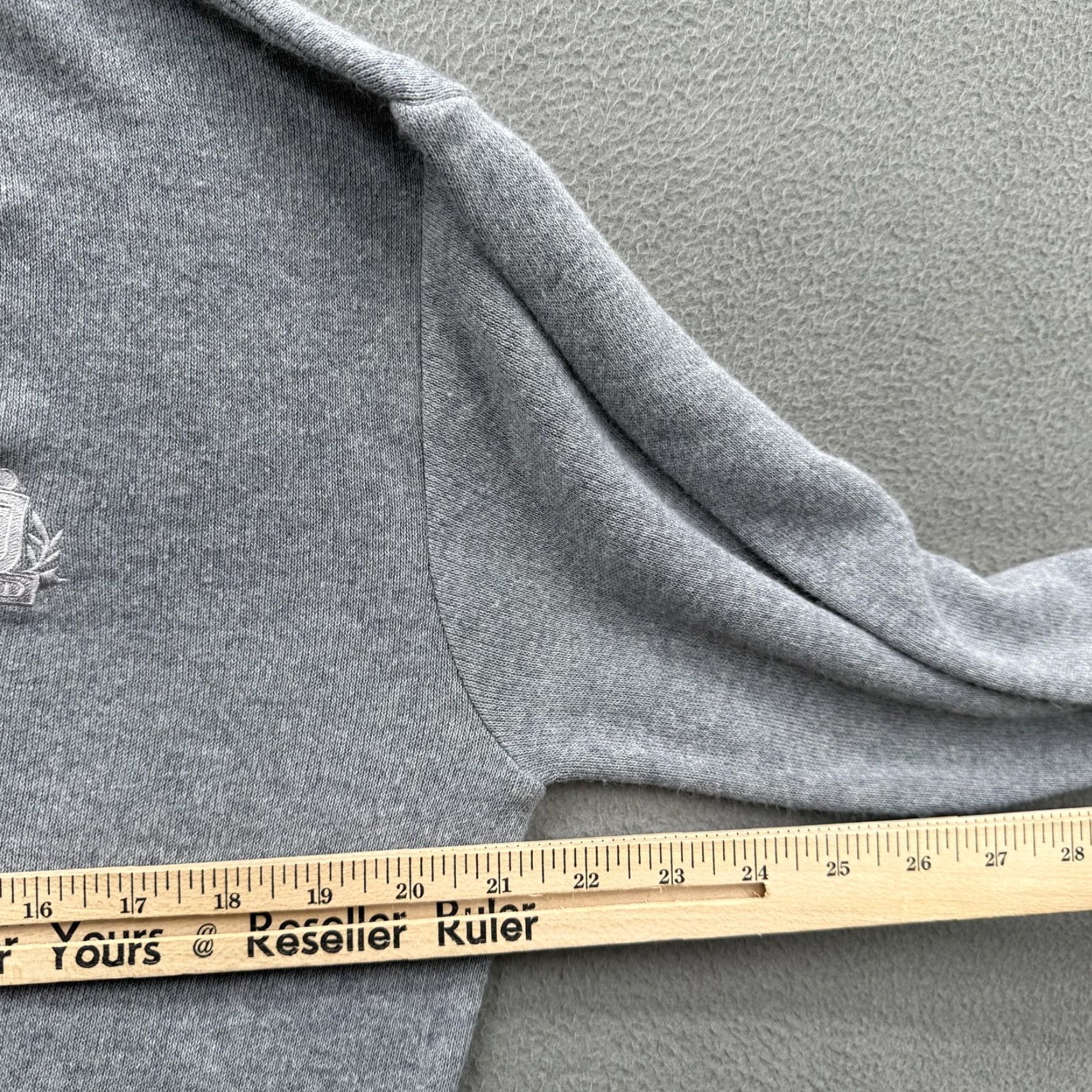 Izod VINTAGE IZOD Sweater Mens Medium Gray V-Neck Pullover Crest Made in USA 90s Size US M / EU 48-50 / 2 - 4 Thumbnail
