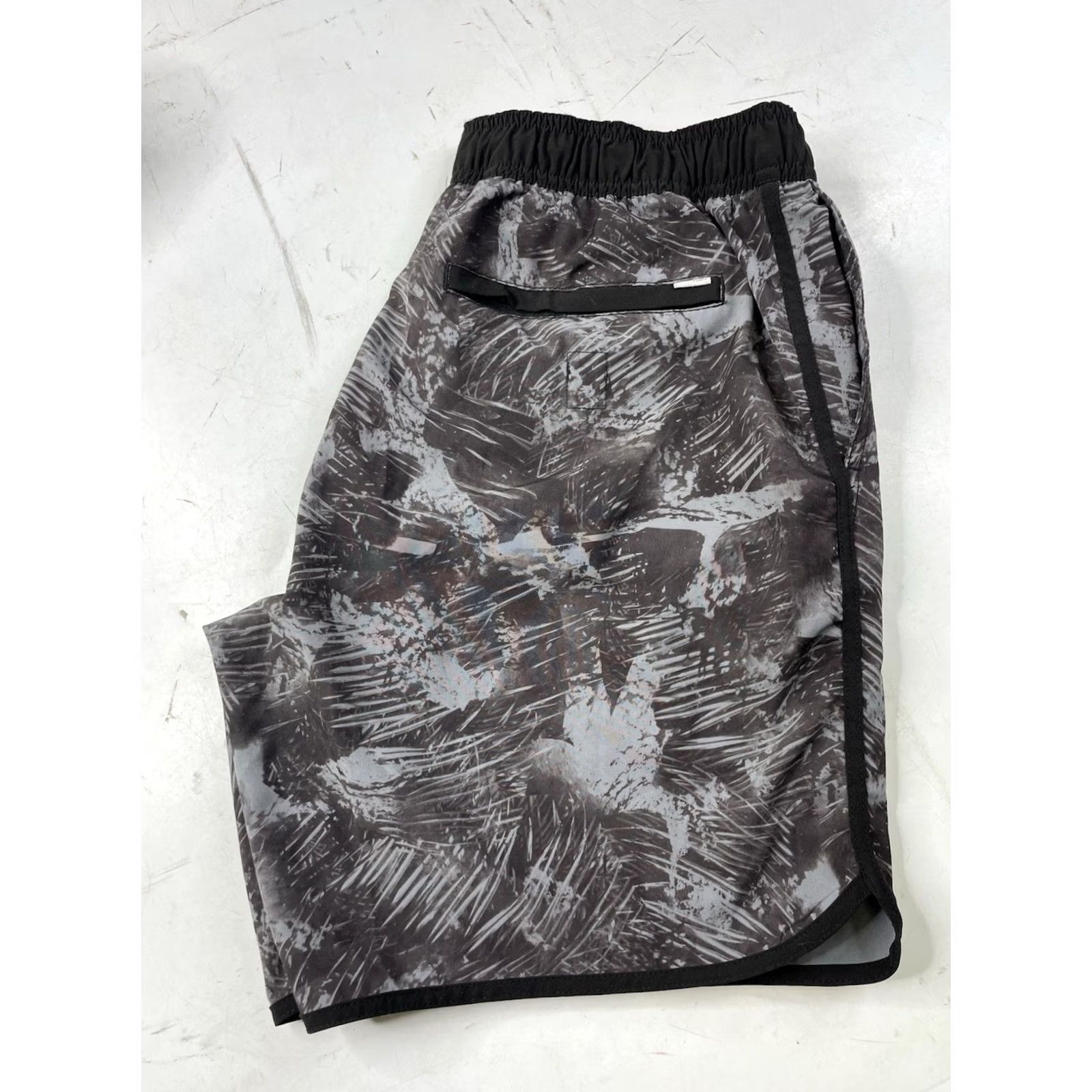 Vuori VUORI Banks Shorts Mens Medium Charcoal Abstract Pattern Drawstring Pockets Zip V330 Size US 31 - 5 Thumbnail