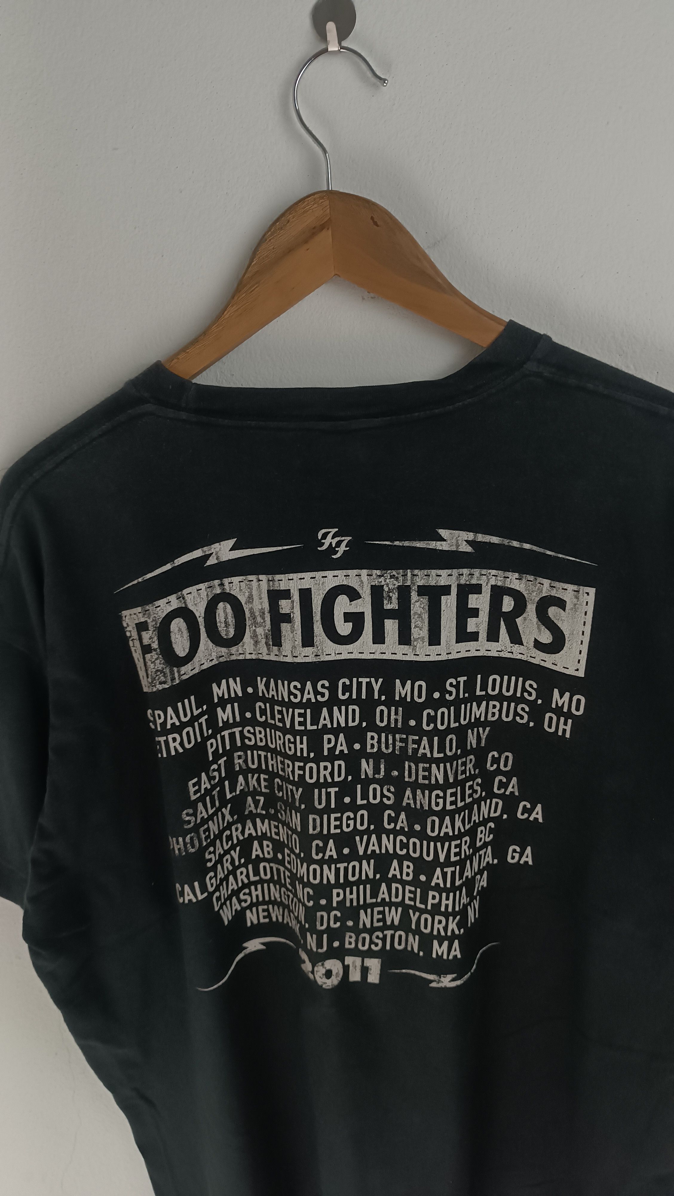 Band Tees VINTAGE 2011 FOO FIGHTERS WASTING LIGHT TOUR nirvana hole Size US L / EU 52-54 / 3 - 17 Thumbnail