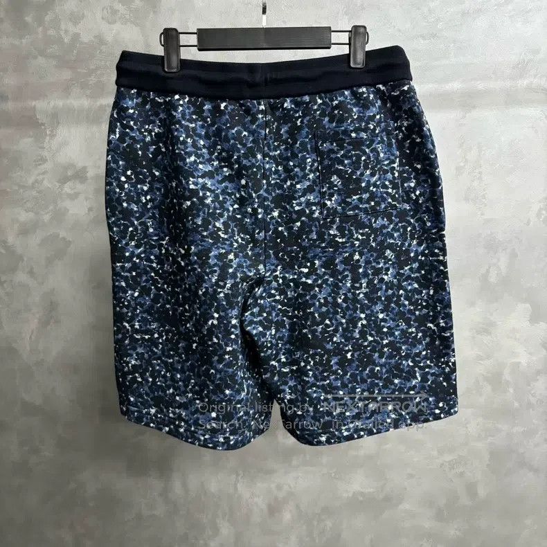 Louis Vuitton Louis Vuitton size xxl Blue color-blocked logo-print drawst Size US 30 / EU 46 - 5 Thumbnail