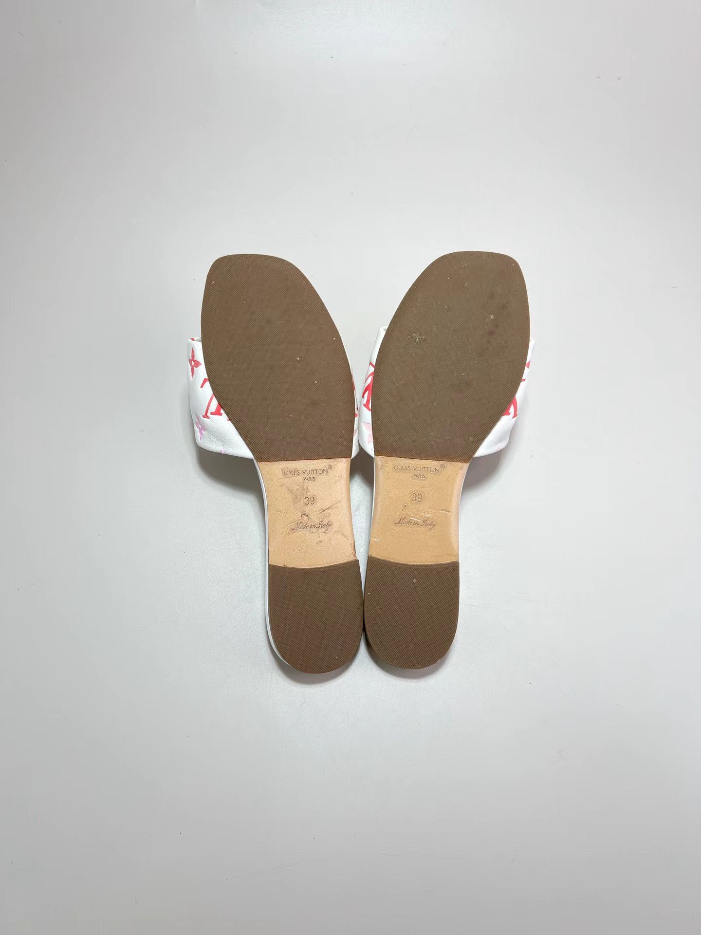 Louis Vuitton LOUIS VUITTON LV White & Pink Embossed Slide Sandals Size US 6 / EU 39 - 6 Thumbnail