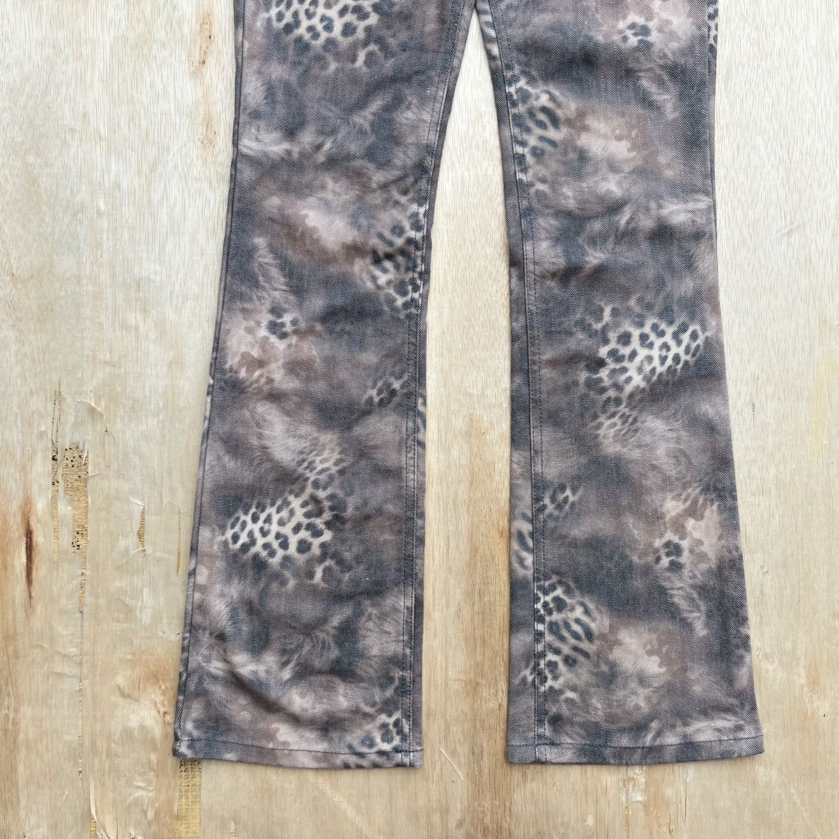 Tornado Mart MERVELLE DENIM CAMO LEOPARD WASHED FLARE / if six was nine Size 30" / US 8 / IT 44 - 3 Thumbnail