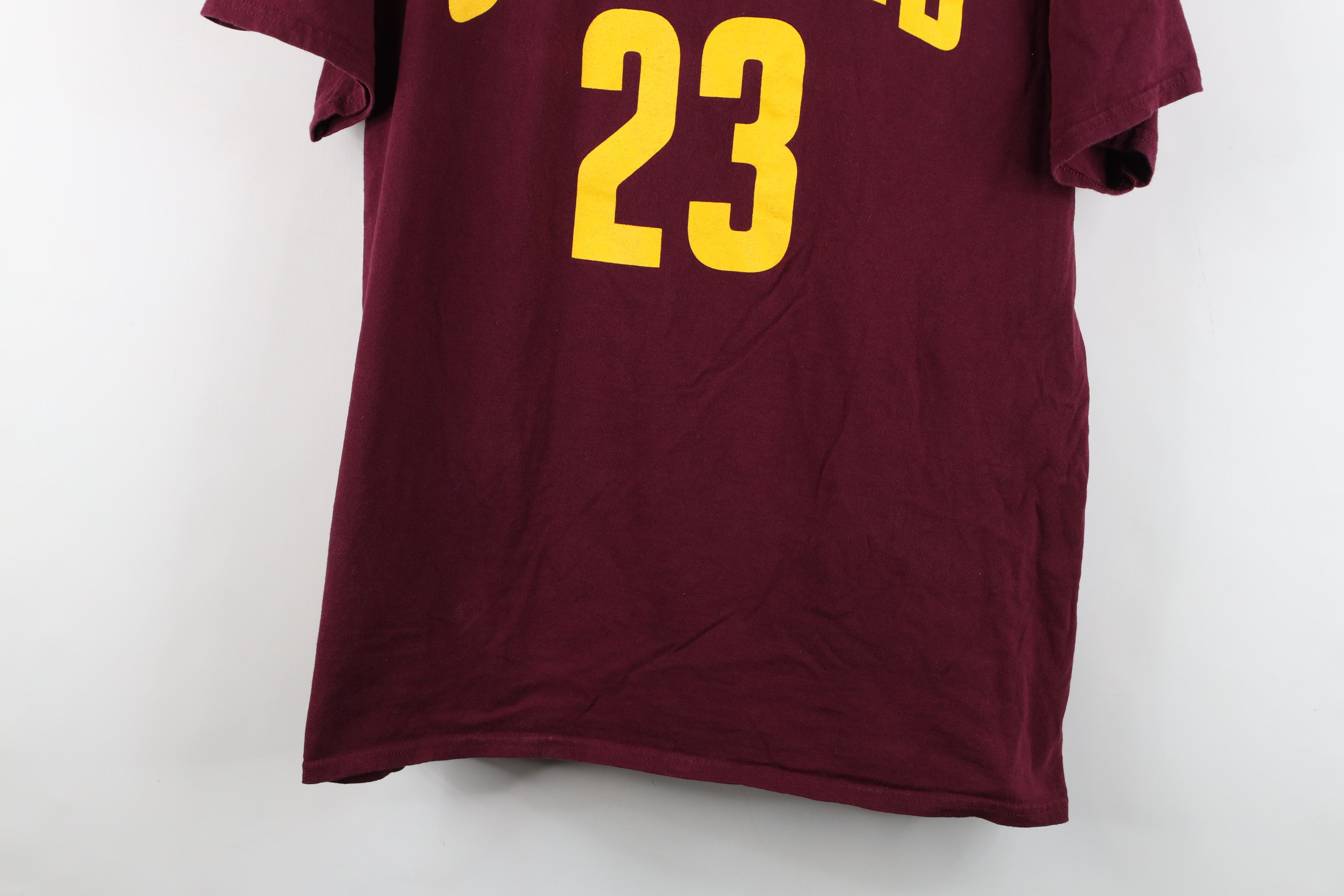 Vintage Vintage James Cleveland Cavaliers Basketball Jersey T-Shirt Size US XL / EU 56 / 4 - 3 Thumbnail