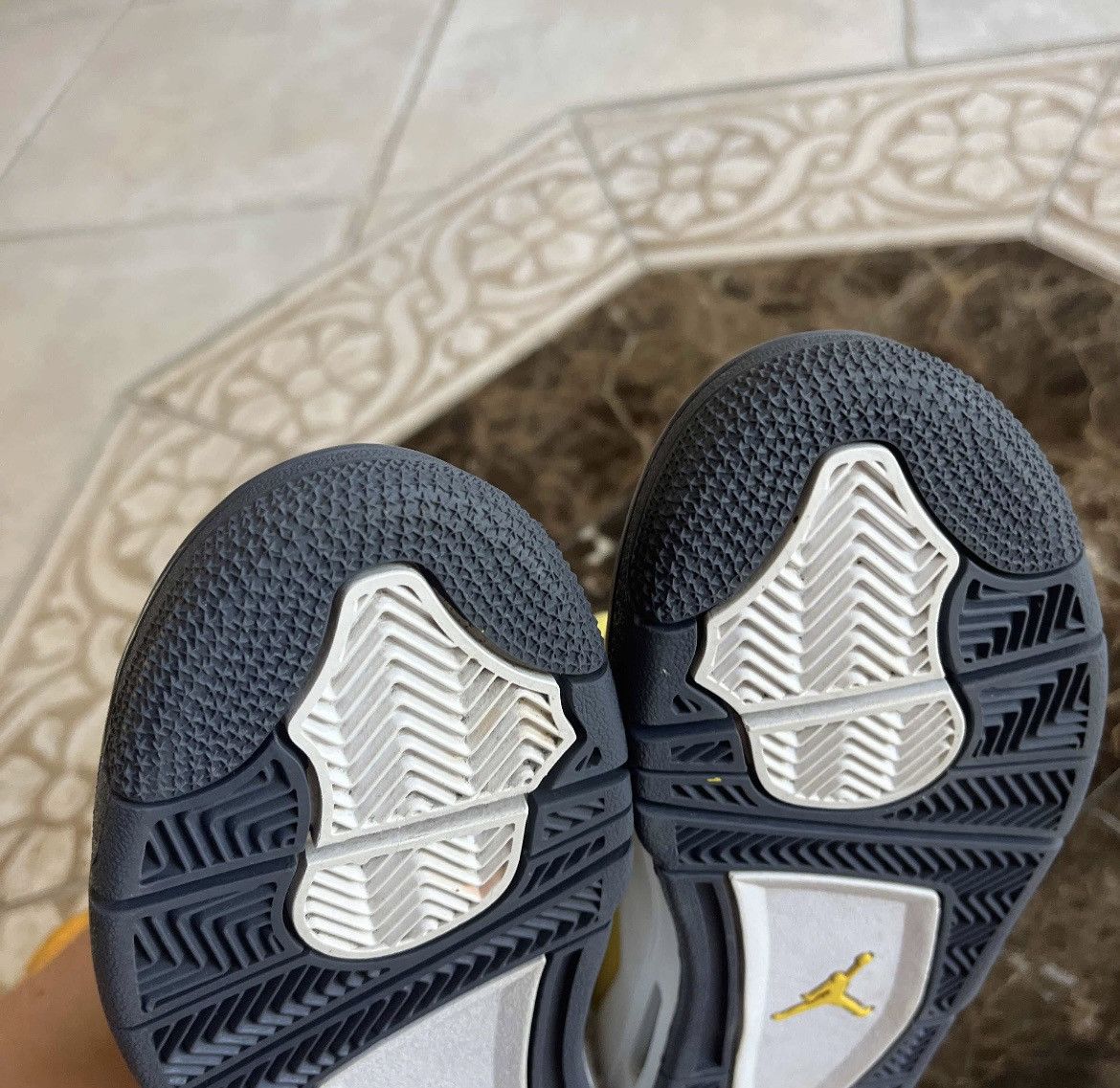 Jordan Brand Air Jordan 4 Retro GS “Lightning” 2021 size 5.5Y Size US 5.5 / EU 38 - 9 Thumbnail