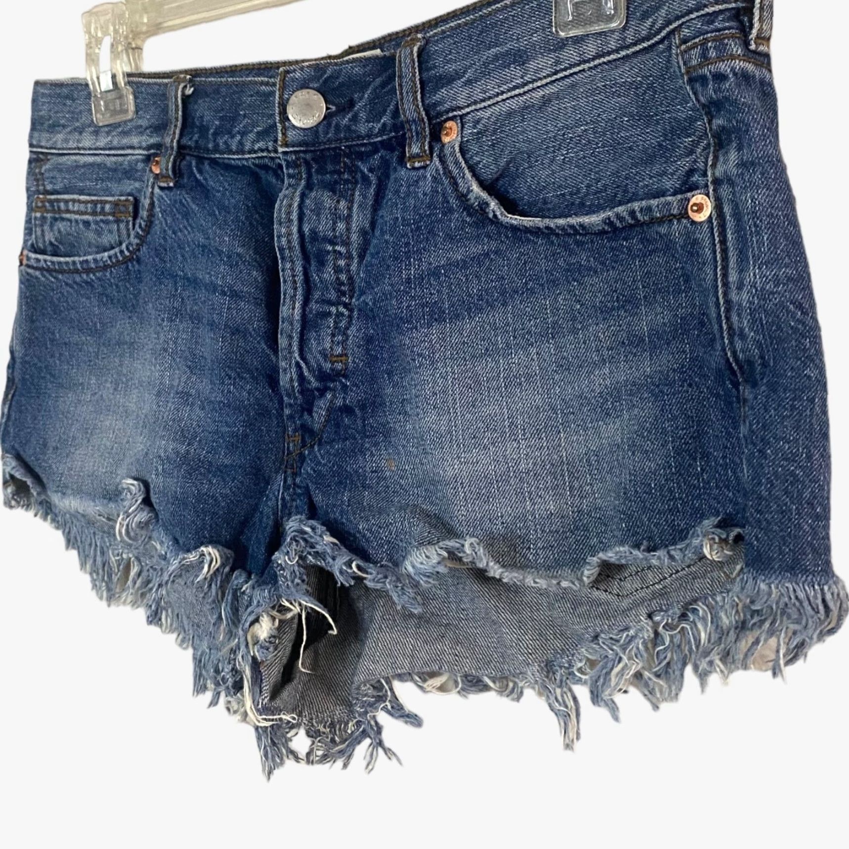 Free People VINTAGE Free People We The Free Jean Shorts Womens 27 Blue Denim Raw Hem Cut Off Size 27" / US 4 / IT 40 - 2 Thumbnail
