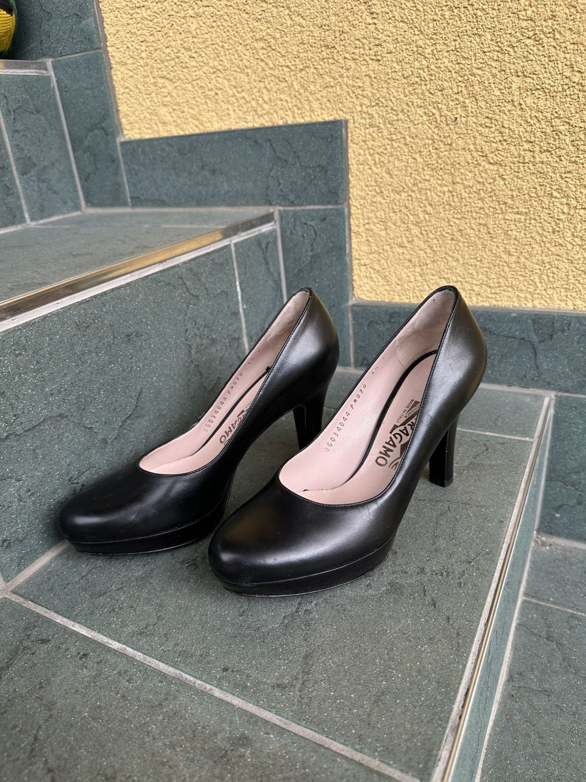 Salvatore Ferragamo Salvatore Ferragamo Heels Pumps Black Leather 5.5 size 36 Size US 5.5 / IT 35.5 - 5 Thumbnail