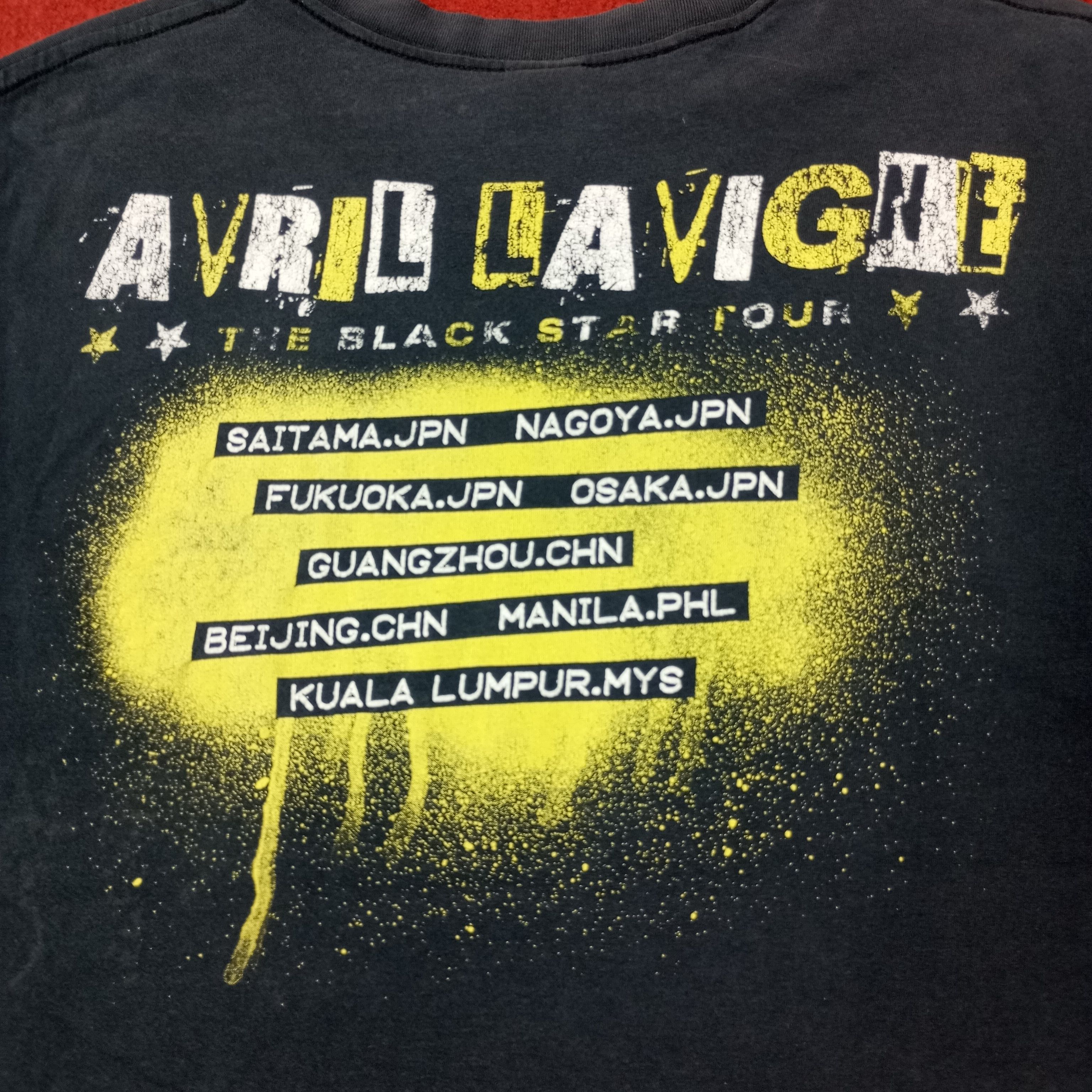 Band Tees Avril Lavigne The Black Star Tour Tshirt c239n51 Size US M / EU 48-50 / 2 - 4 Thumbnail