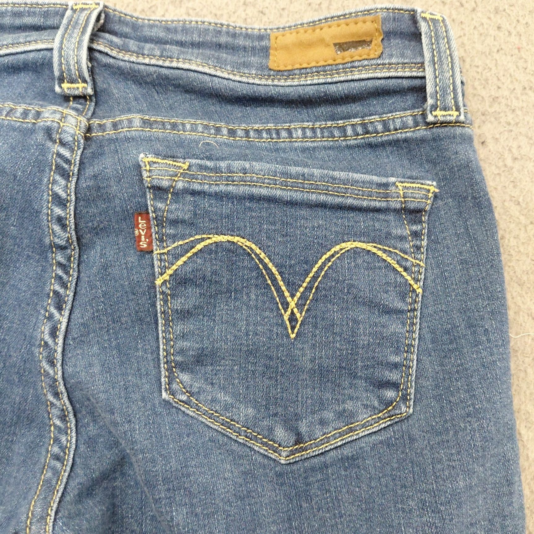 Levi's Levi’s Capri Jeans Women’s 26 Blue Denim Straight Leg Cropped Fits 27×22 Jeans Capris five-pocket Regular Rise Adult Women Size 26" / US 2 / IT 38 - 3 Thumbnail
