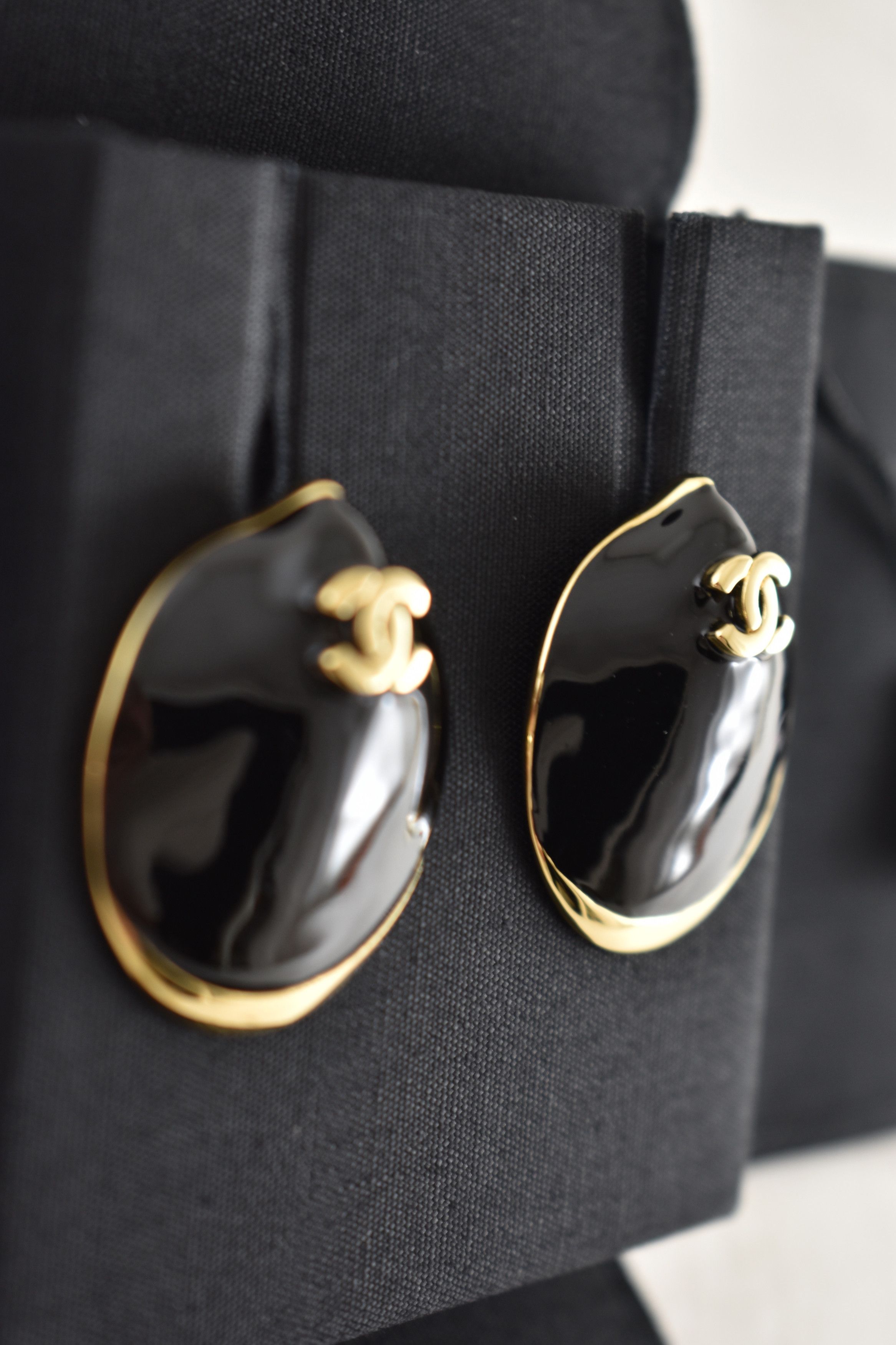 Chanel 26M Coco Beach Gold Shell Seashell CC Logo Dangle Earrings Size ONE SIZE - 14 Thumbnail