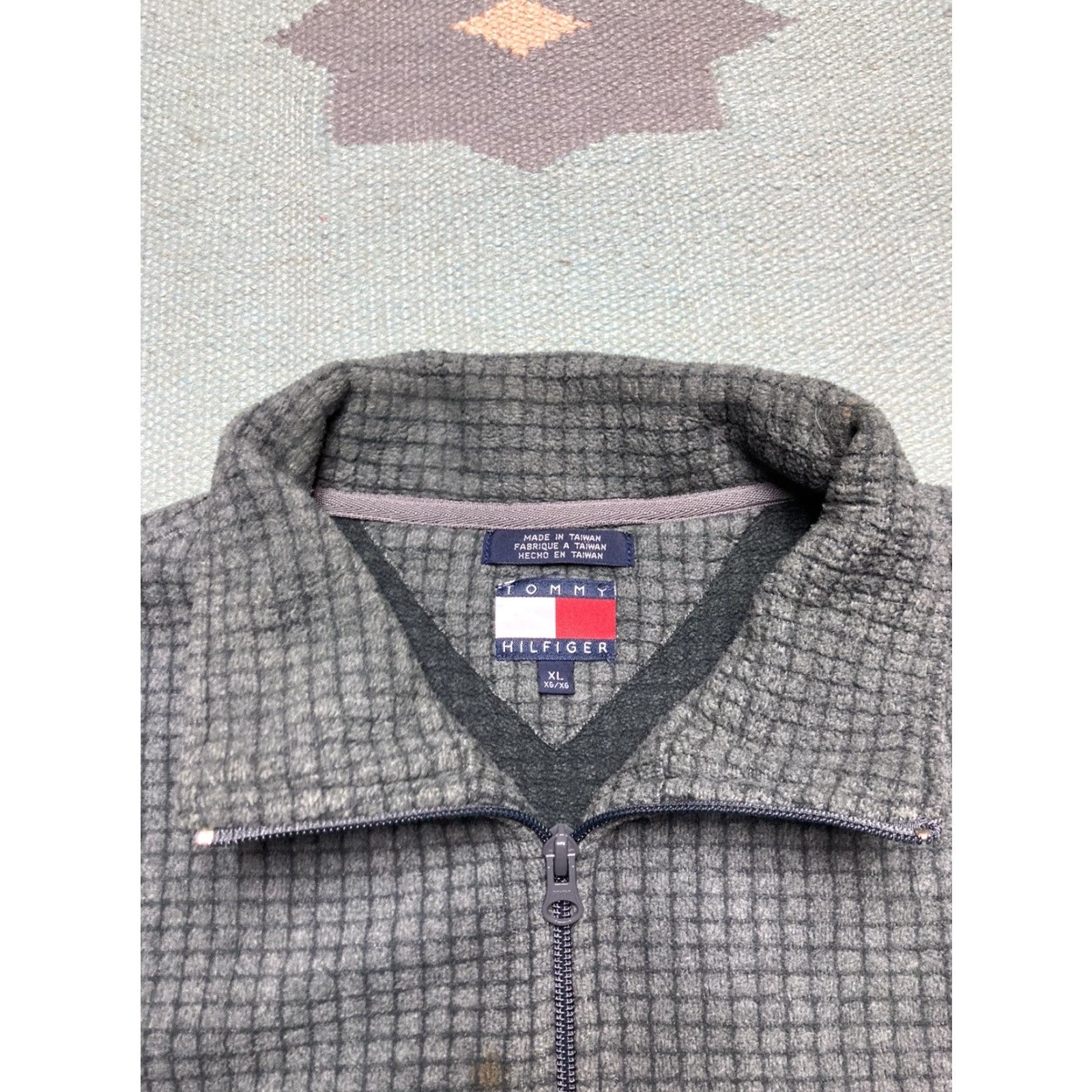 Tommy Hilfiger VINTAGE Tommy Hilfiger 1/4 Zip Gridded Fleece Pullover Sweater Sweatshirt Gray XL Mens Size US XL / EU 56 / 4 - 5 Thumbnail