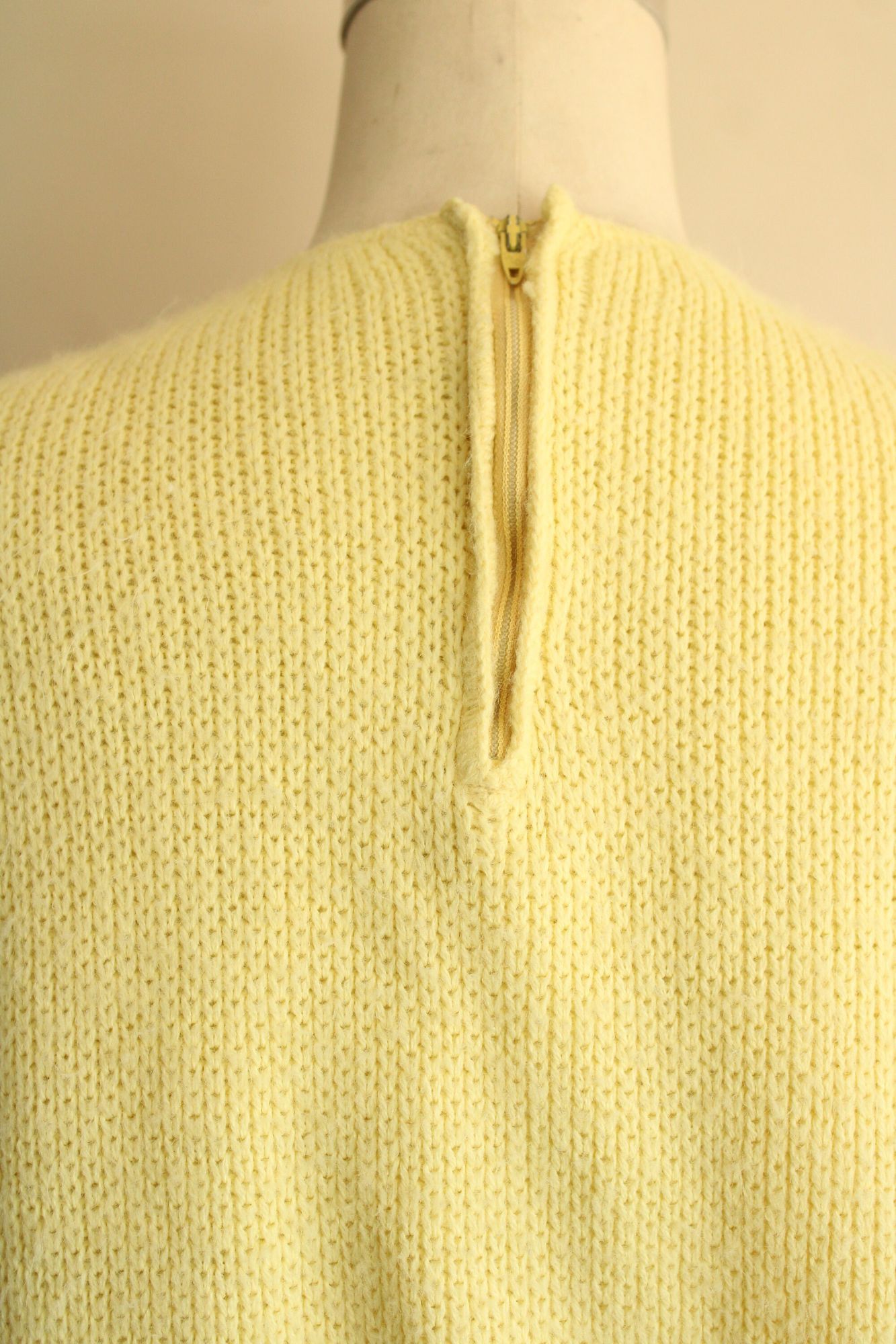 Vintage Vintage 1960s Sweater Vest, Classic Creations Yellow Knit, Z Size M / US 6-8 / IT 42-44 - 9 Thumbnail