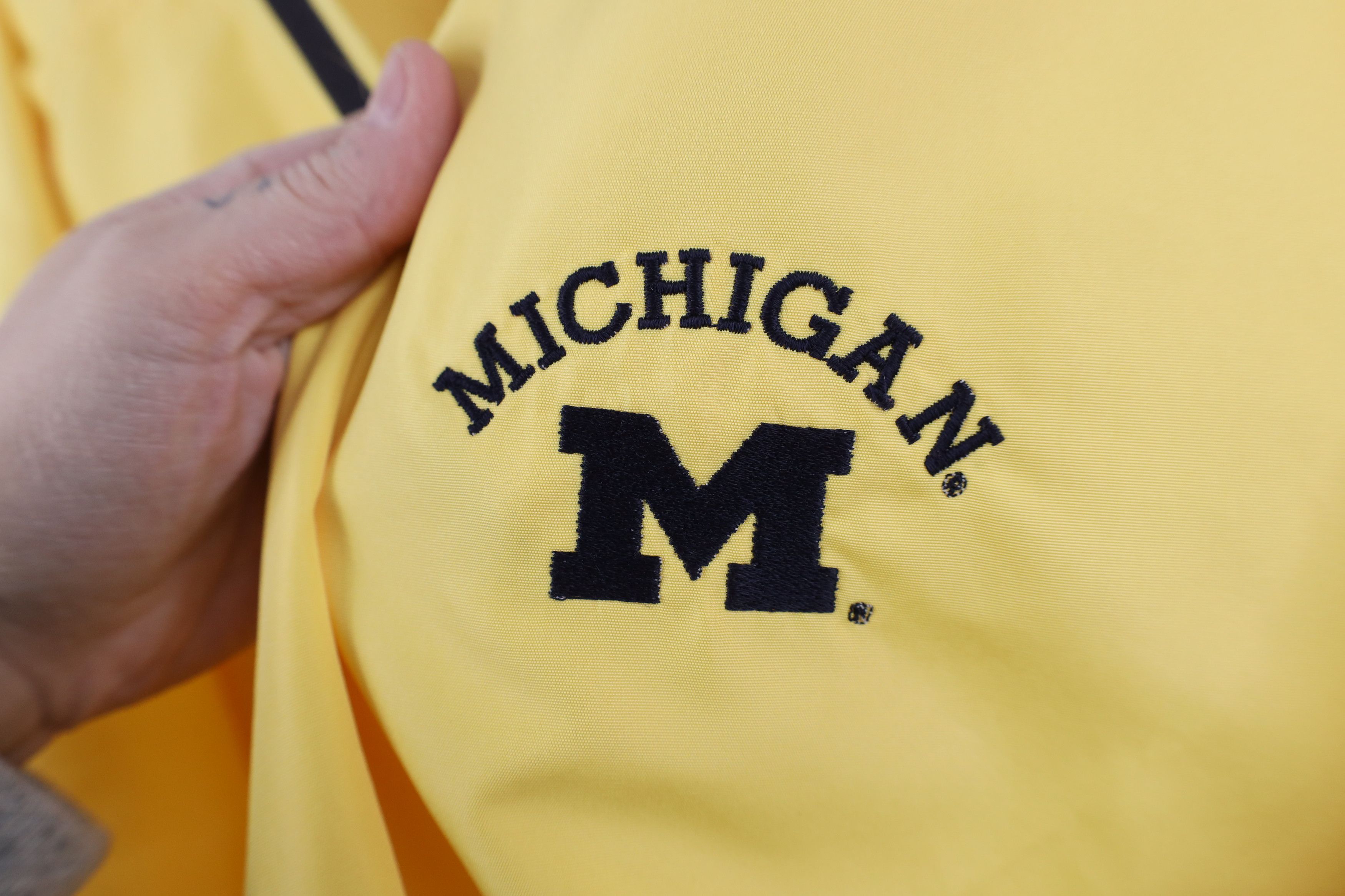 Vintage Vintage University of Michigan Short Sleeve Golf Rain Jacket Size US XL / EU 56 / 4 - 5 Thumbnail