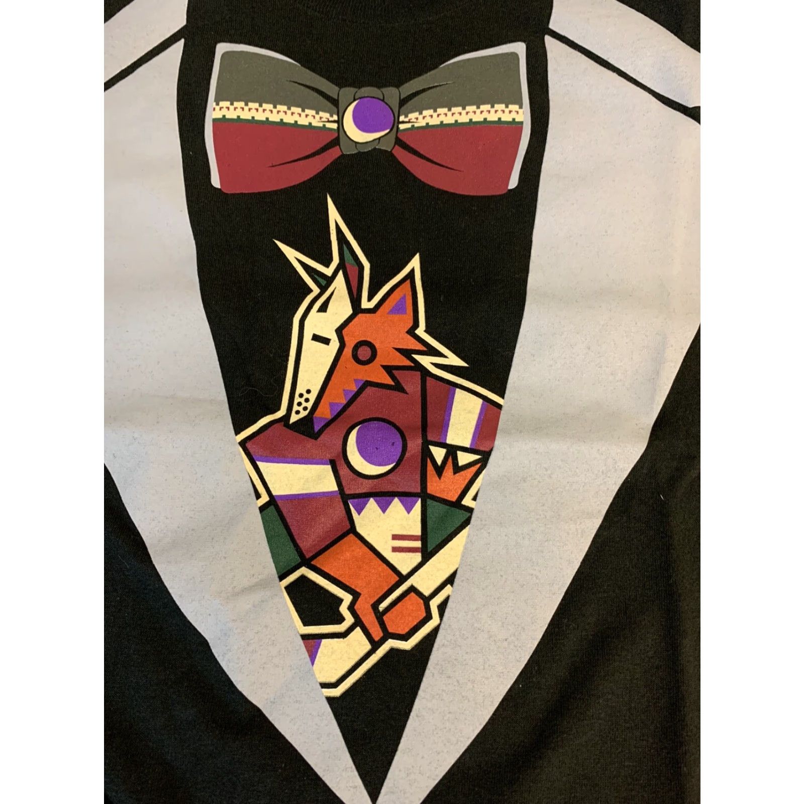 Delta VINTAGE Phoenix Coyotes Gila river Casino Promo Tuxedo T-Shirt Arizona L Black Mens 90s Graphic Tee Size US L / EU 52-54 / 3 - 3 Thumbnail
