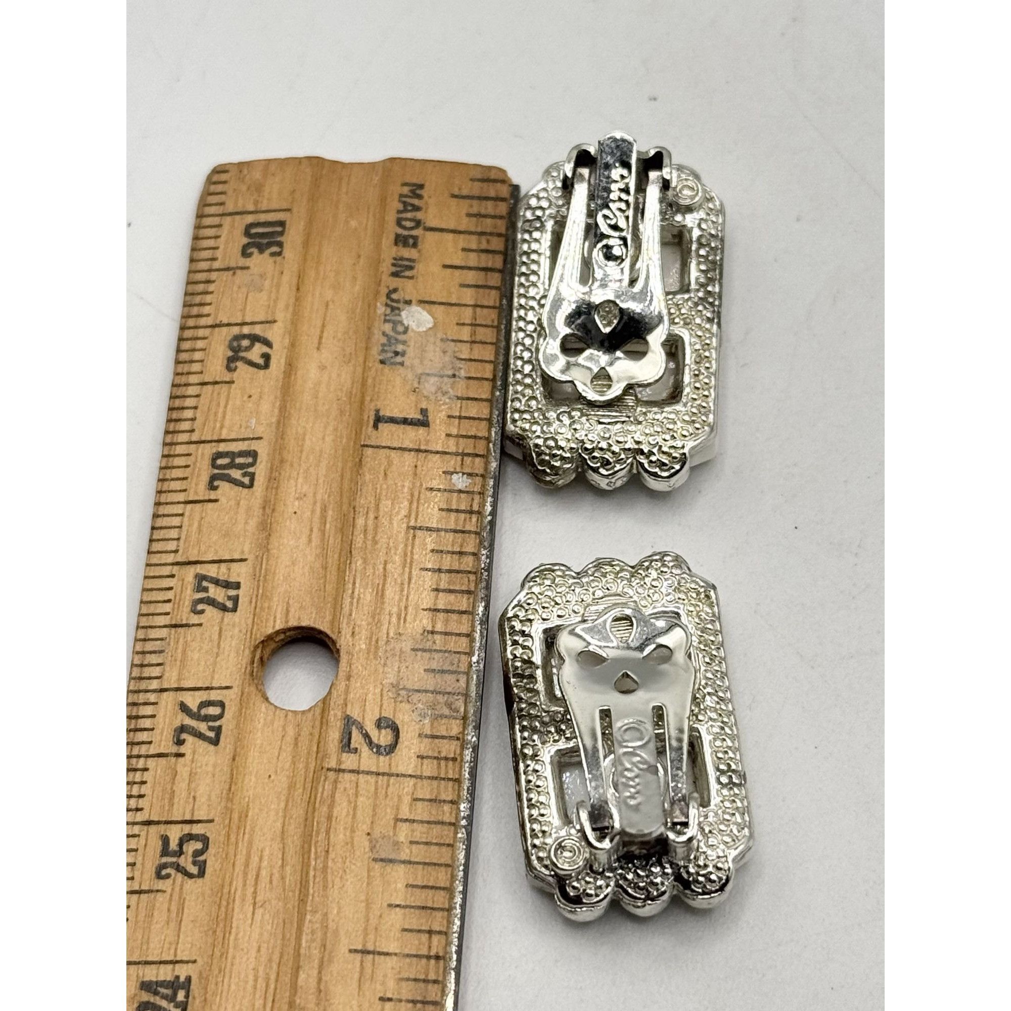 Vintage Coro vintage white thermoset clip on earrings Size ONE SIZE - 3 Thumbnail