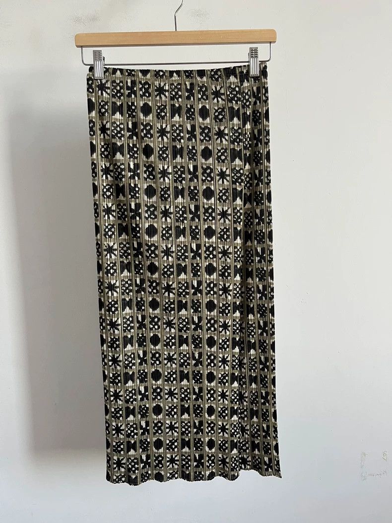 Issey Miyake size:1 A black and grey skirt