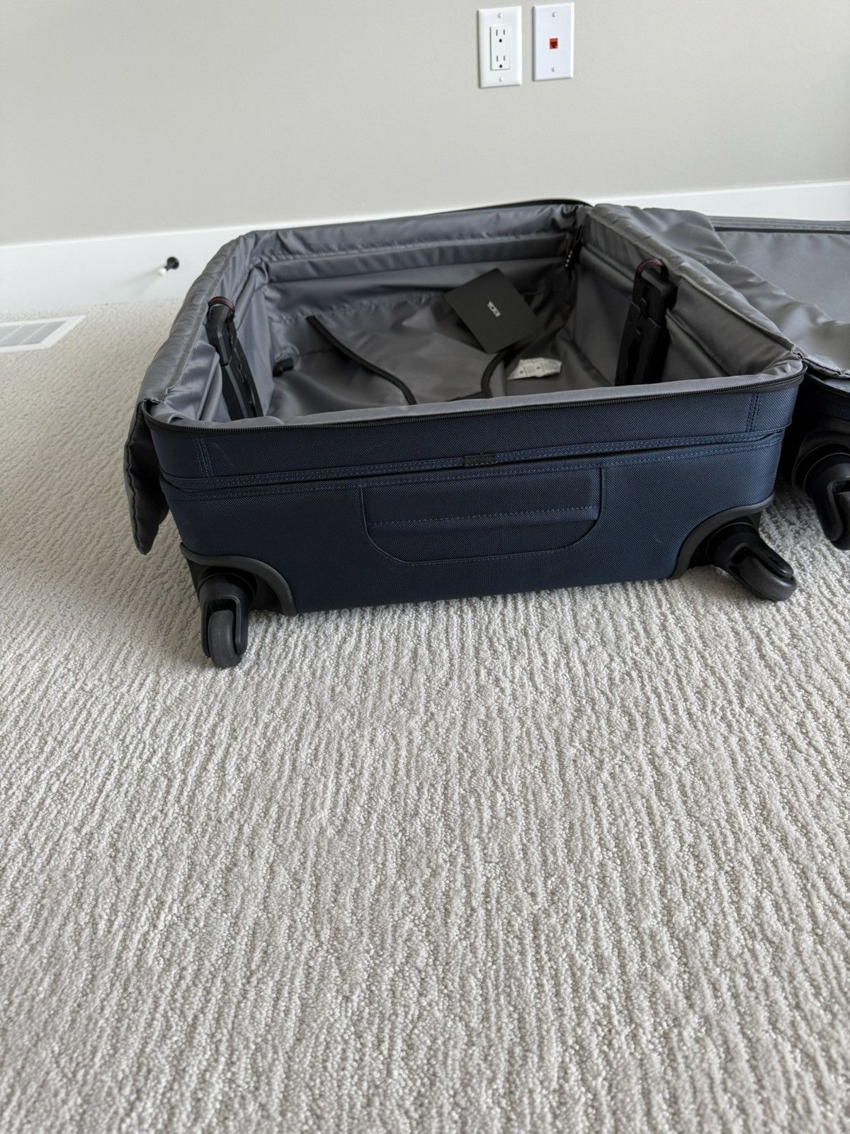 Tumi NWT Tumi Extended Trip Expandable 4 wheel suitcase $1350 Size 32 - 15 Thumbnail