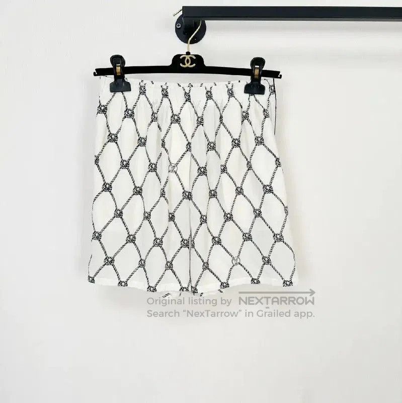 Louis Vuitton Louis Vuitton Women's White Shorts Size S . Size 23" - 1 Thumbnail