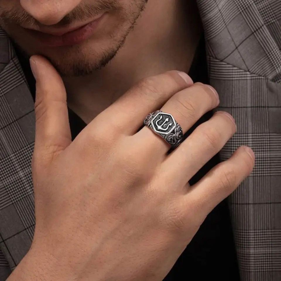 Jewelry × Vintage 13mm Tridant Signet Ring Size ONE SIZE - 1 Thumbnail