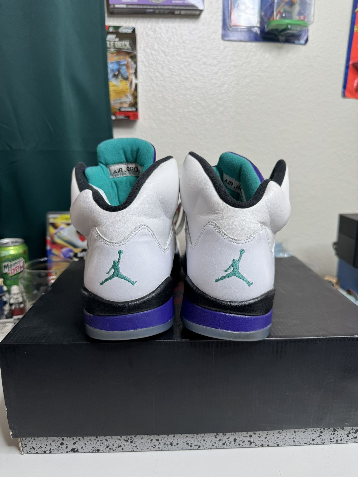 Jordan Brand Jordan 5 Retro White Grape 2013 MENS 10 FAST SHIPPING Size US 10 / EU 43 - 4 Thumbnail