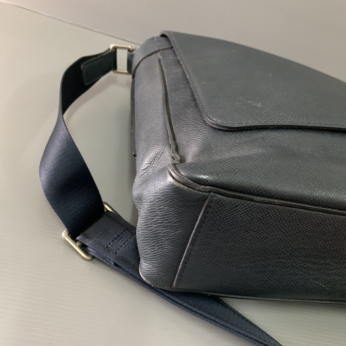 Louis Vuitton Louis Vuitton Taiga Leather Mesengger Bag Size ONE SIZE - 10 Thumbnail