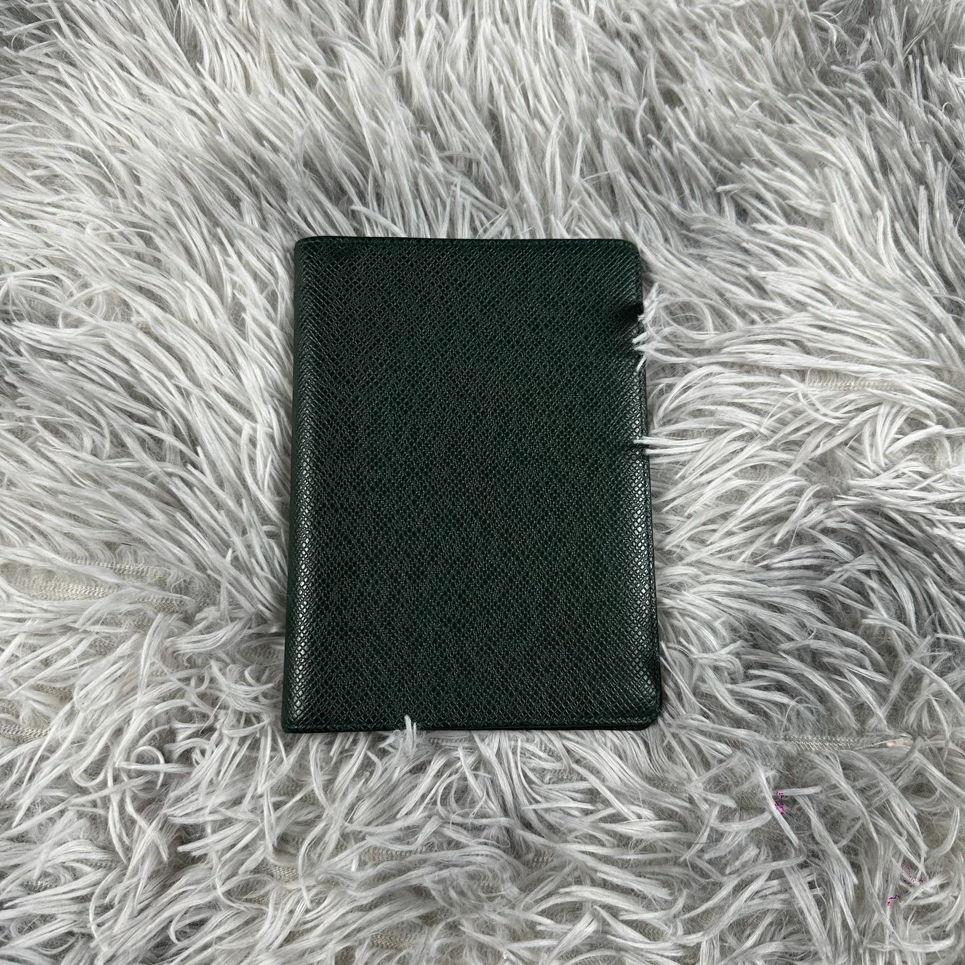 Louis Vuitton Louis Vuitton Green Wallet Designer Size ONE SIZE - 1 Thumbnail