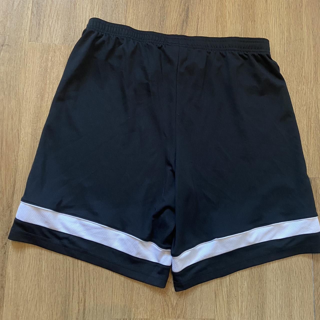 Nike Nike black and white football shorts Size US M / EU 48-50 / 2 - 2 Thumbnail